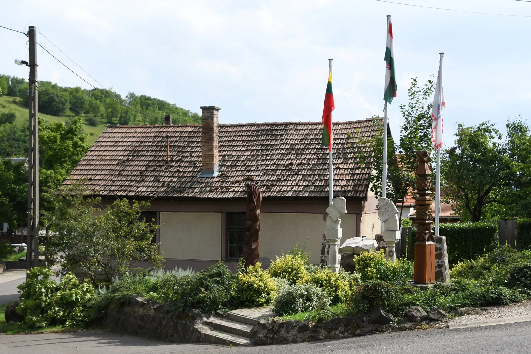 Photo showing: Village center with wooden and stone sculptures in Kozárd