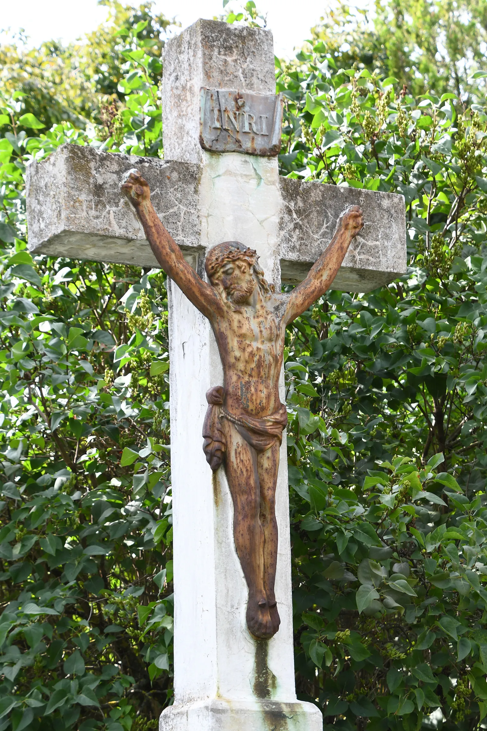 Photo showing: Stone crucifix next the bell tower in Kozárd, Hungary