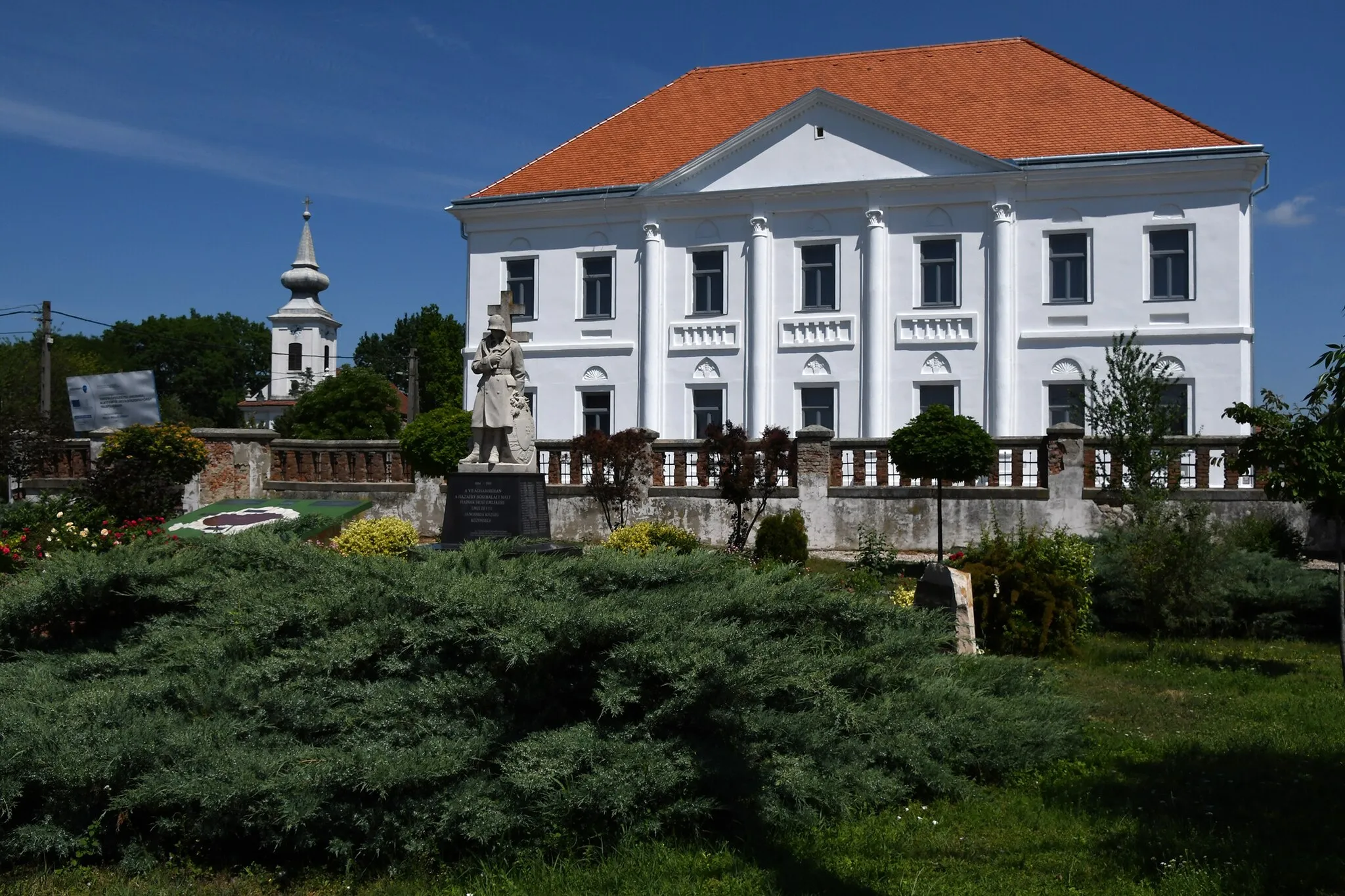 Photo showing: The former Premonstratensian monastery in Jánoshida, Hungary with the tower of the Roman Catholic church in the background