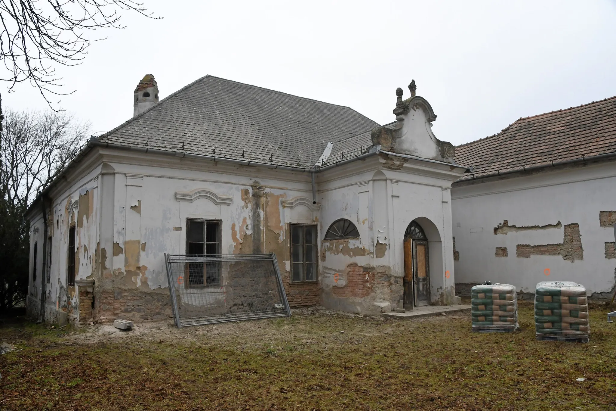 Photo showing: Benczúr mansion under renovation in Benczúrfalva, Hungary