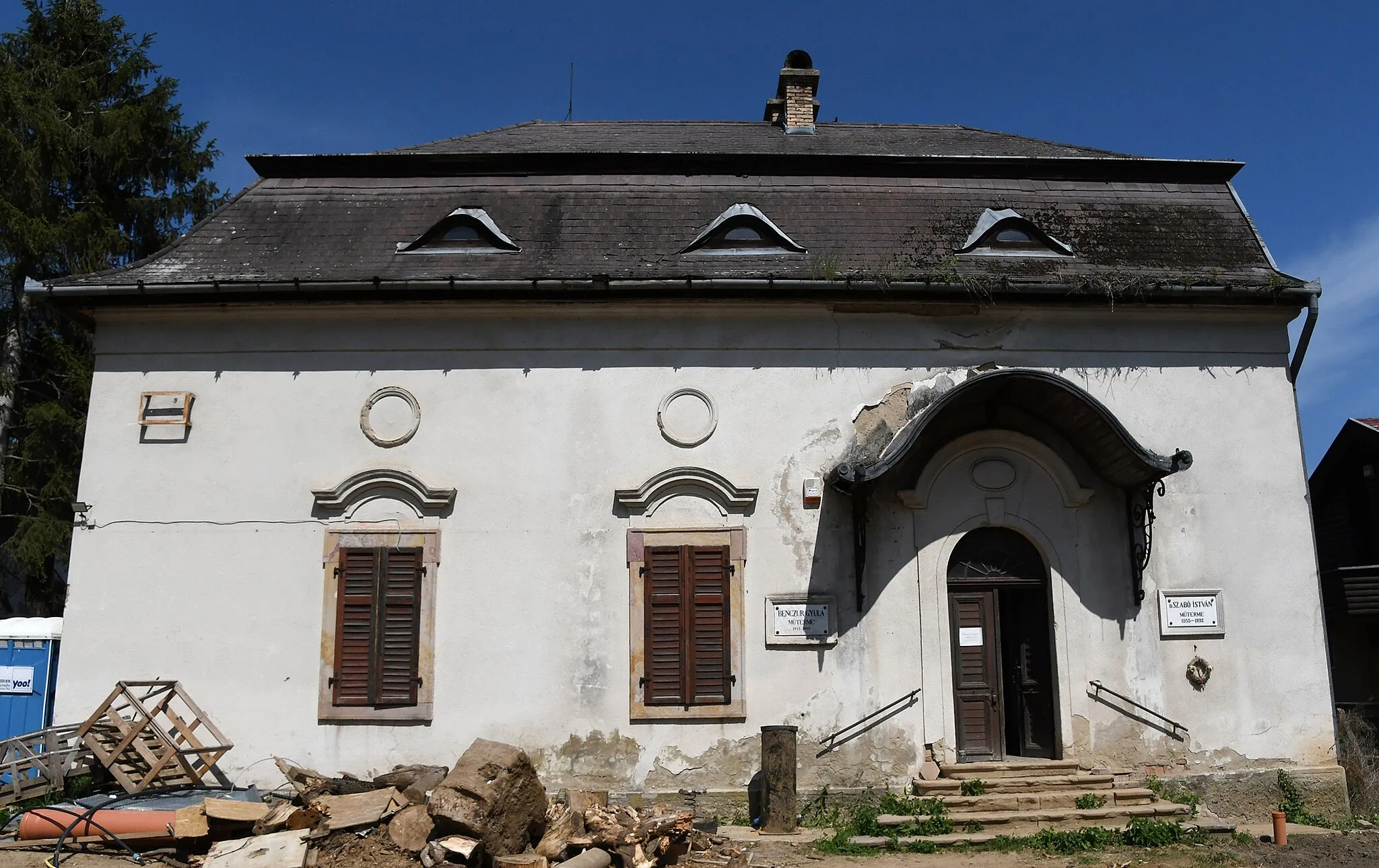 Photo showing: Former atelier of Gyula Benczúr Hungarian painter in Benczúrfalva, Hungary