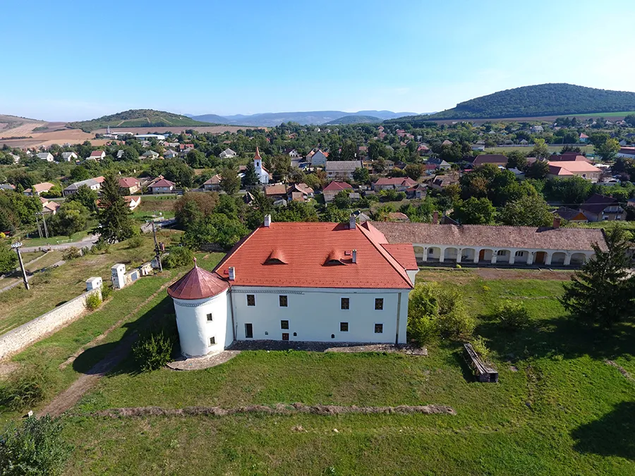 Photo showing: A monoki kastély légi felvételen