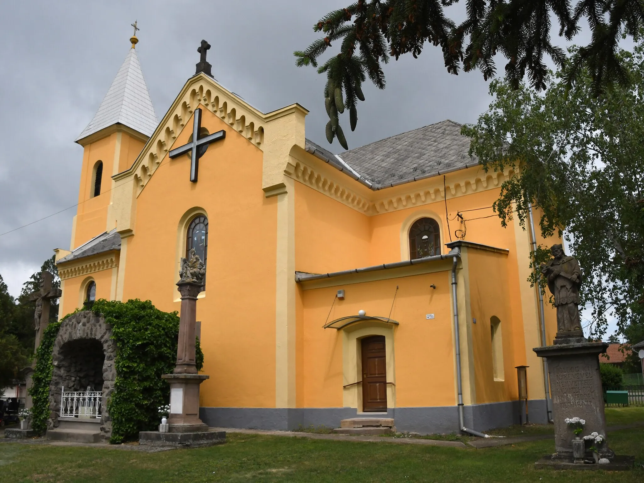 Photo showing: Roman Catholic church in Gyöngyösoroszi, Hungary