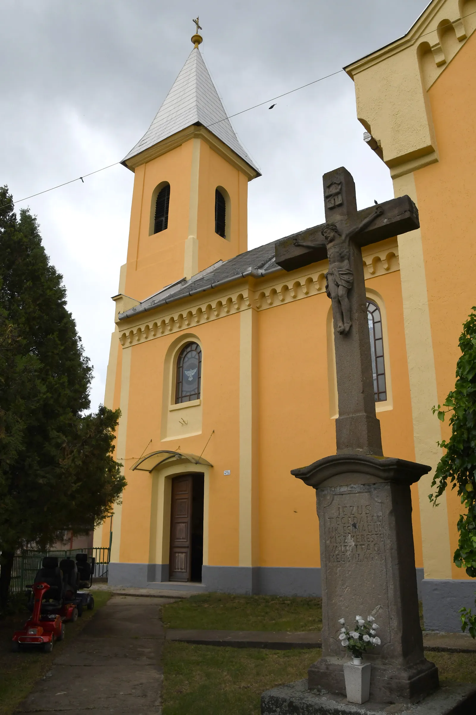 Photo showing: Roman Catholic church in Gyöngyösoroszi, Hungary