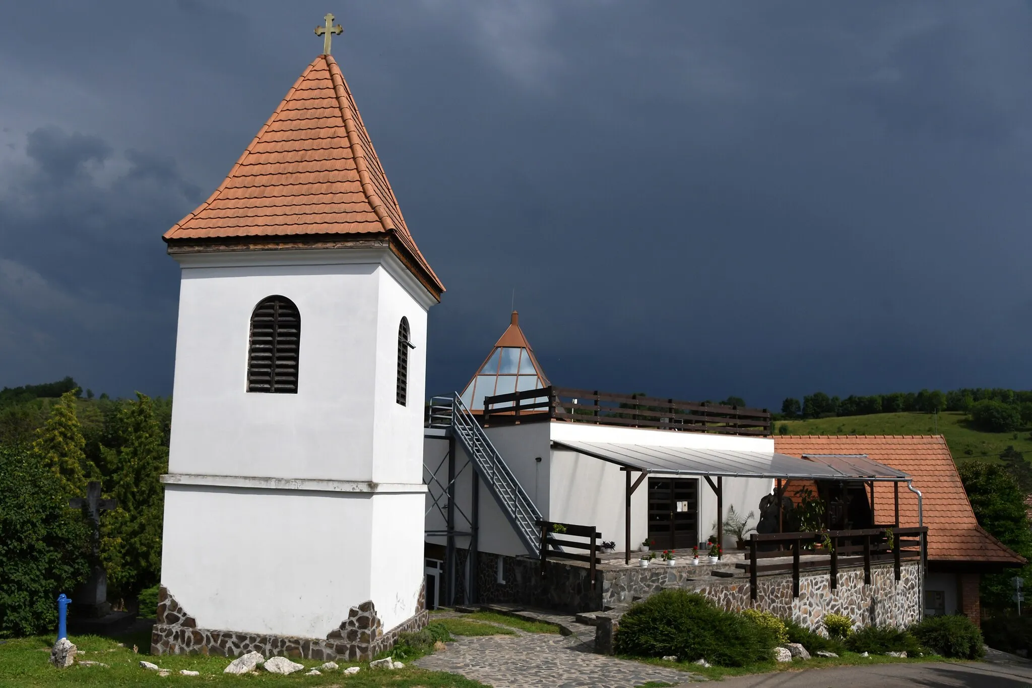 Photo showing: Roman Catholic chapel and bell tower in Kozárd, Hungary