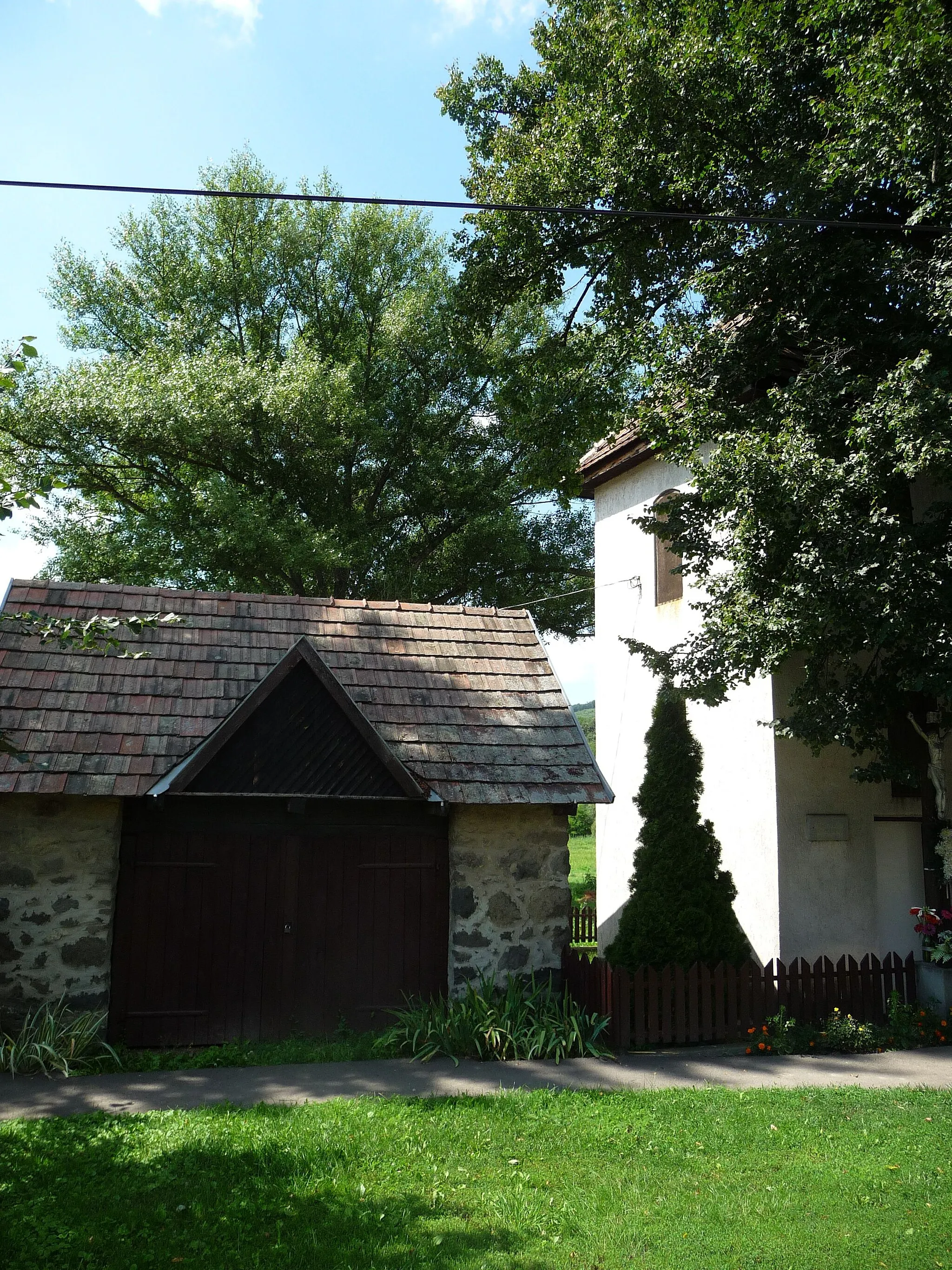 Photo showing: Felsőtoldi Szent Imre katolikus kápolna, a háttérben a harangtoronnyal