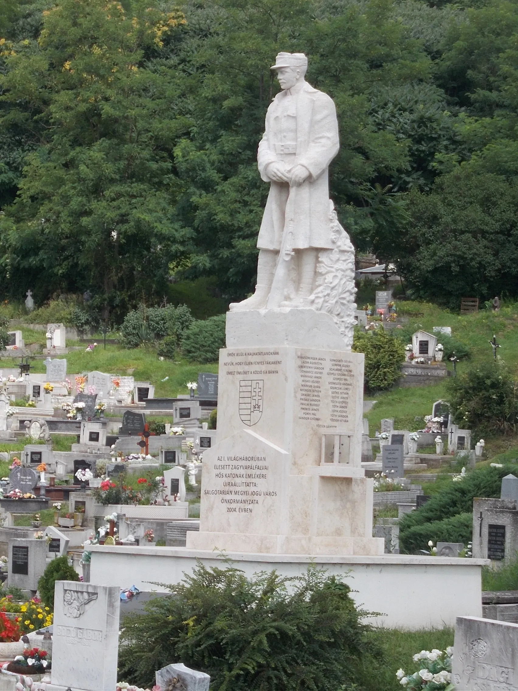 Photo showing: : Heroic memory by Jenő (János?) Martinelli (1923), replica by Attila Bobály (1994) in Zagyvapálfalva felső cemetery, Salgótarján, Nógrád County, Hungary.