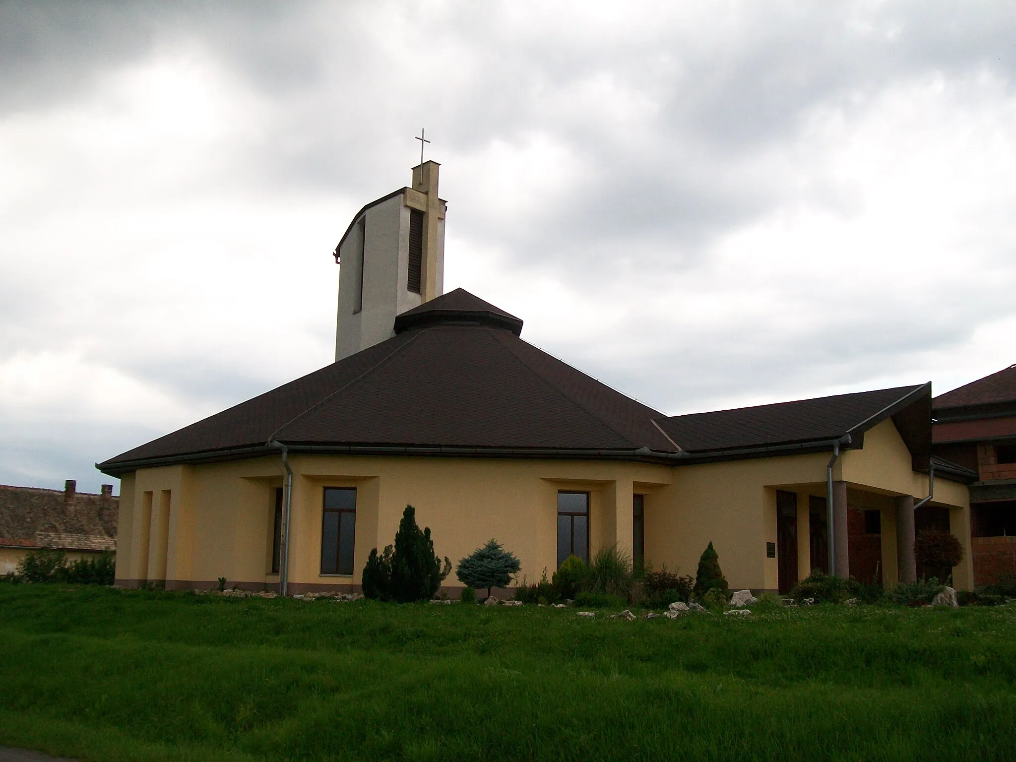 Photo showing: Farský Kostol Sviatosti Oltárnej v obci Buzitka (okr. Lučenec)