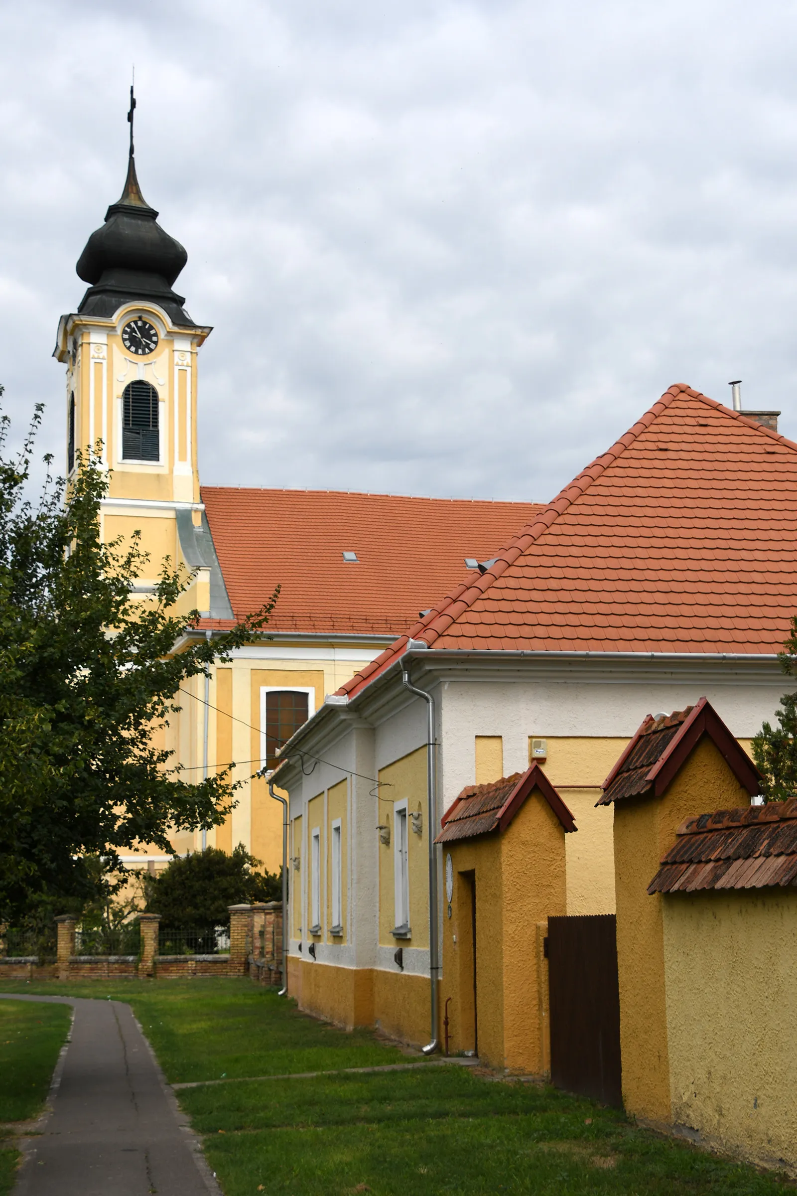 Photo showing: Roman Catholic church and parish house in Tiszanána, Hungary