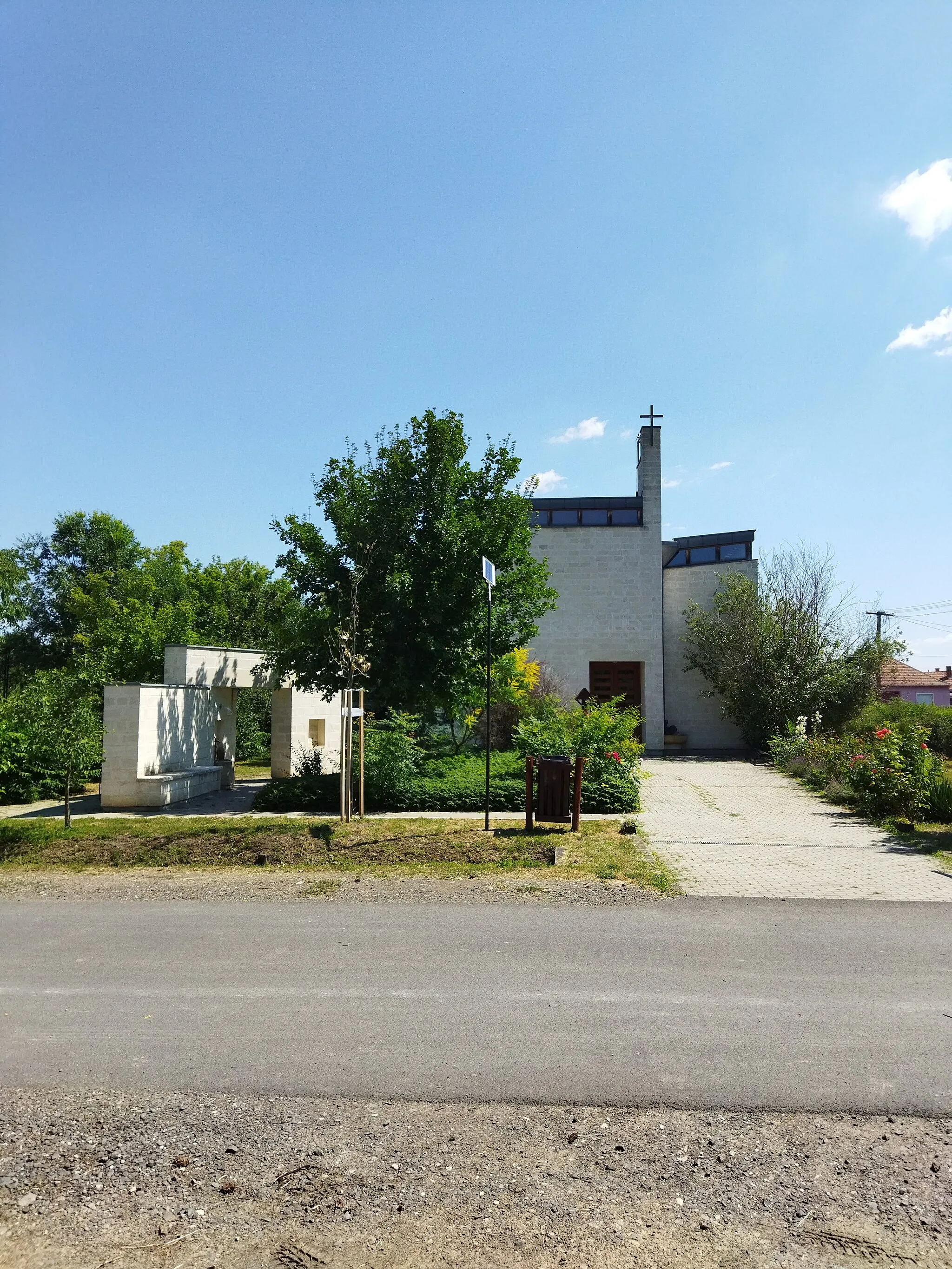 Photo showing: Szászbereki katolikus templom (ép.: Gereben Gábor, felsz.: 2003)