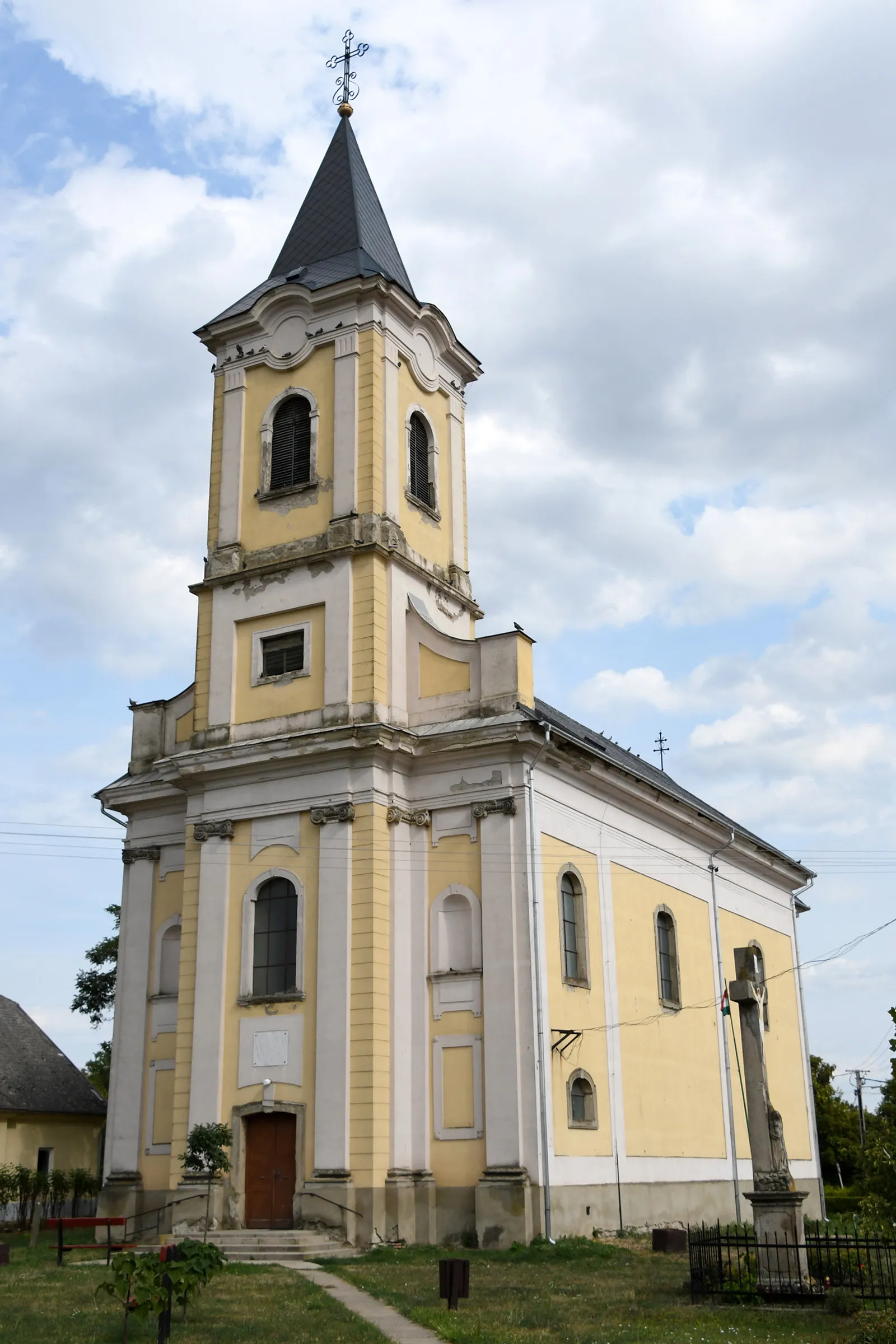 Photo showing: Roman Catholic church in Tarnaszentmiklós, Hungary