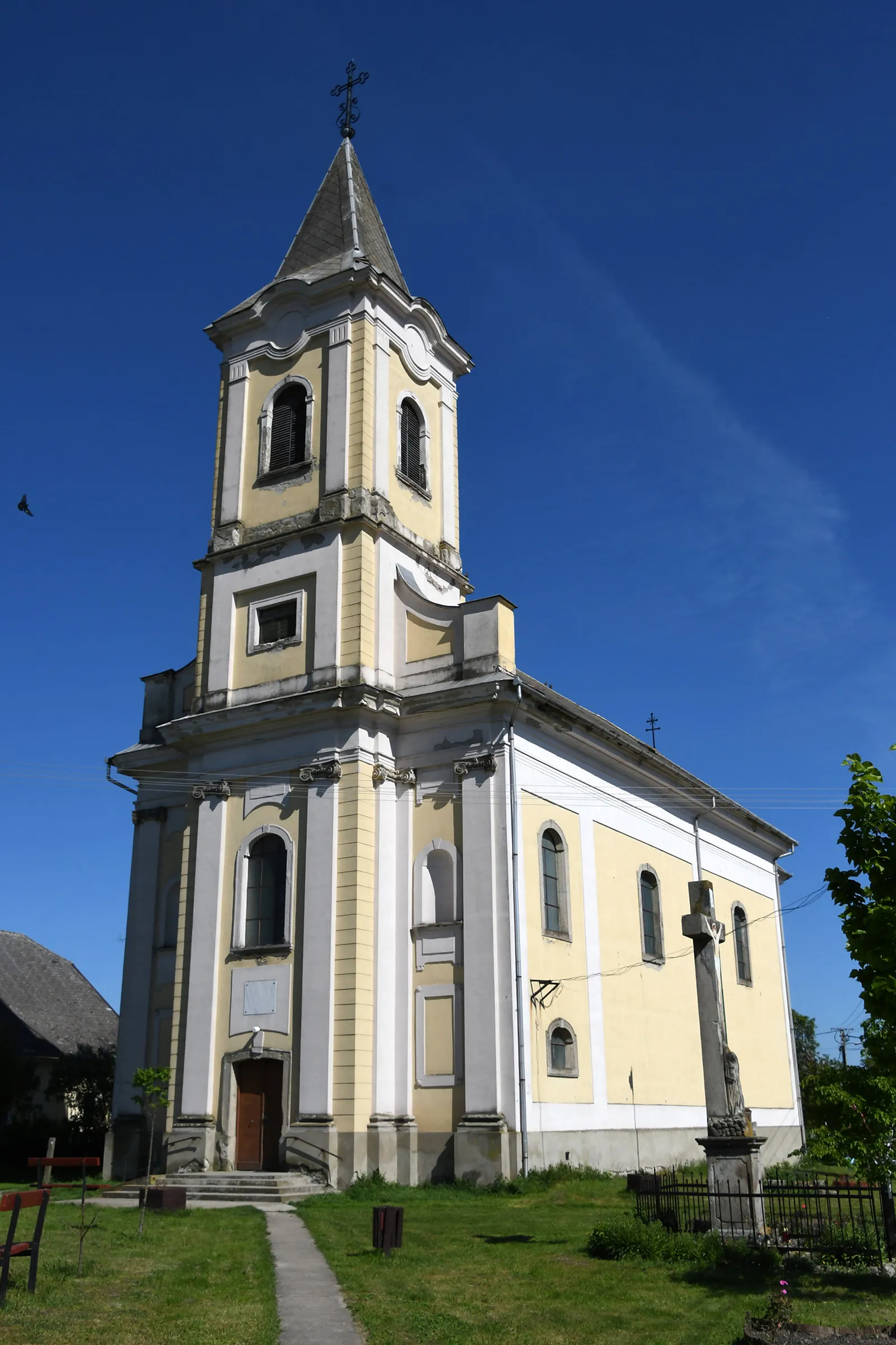 Photo showing: Roman Catholic church in Tarnaszentmiklós, Hungary