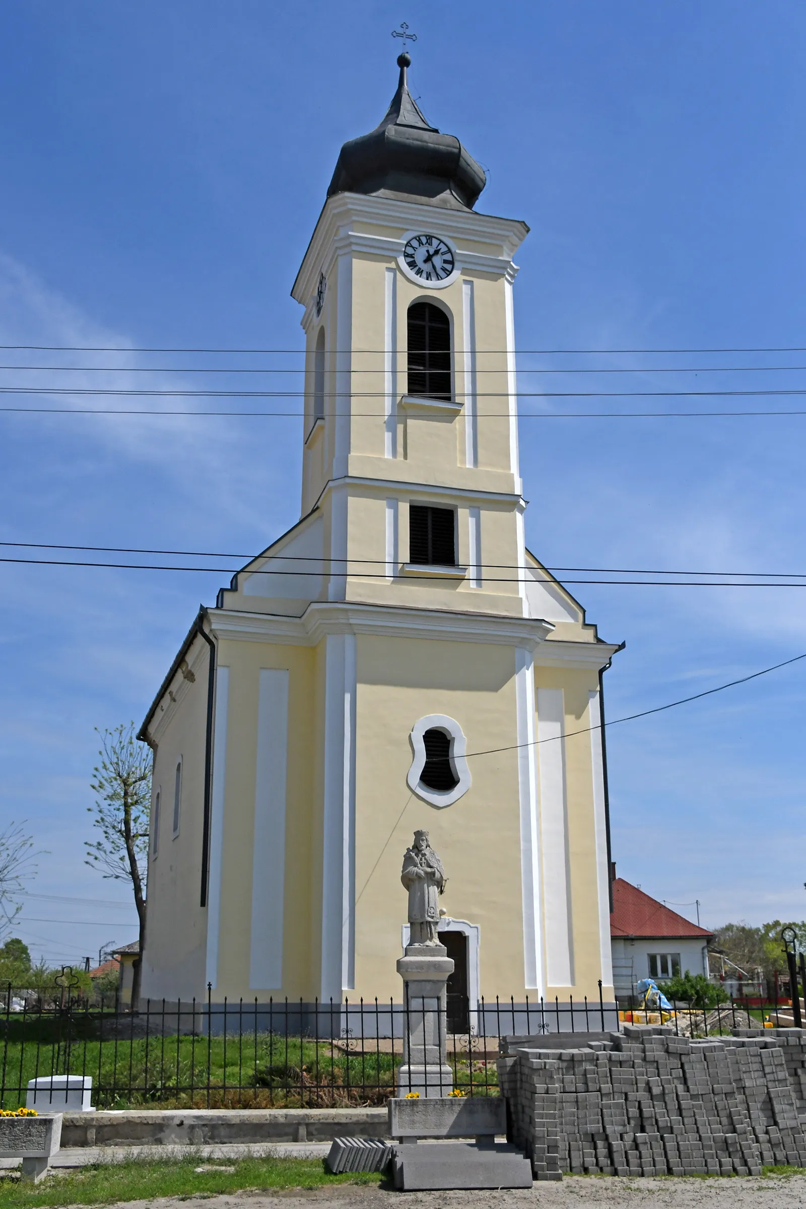 Photo showing: Roman Catholic church in Zaránk, Hungary