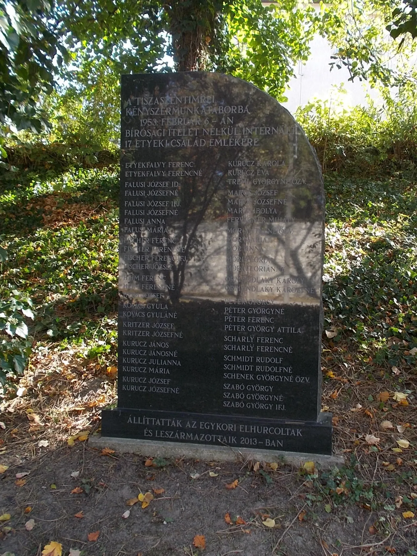 Photo showing: : ~Tiszaszentimre gulag memorial (2013 works, black granite). - Hősök tere Park, Etyek, Fejér County, Hungary.