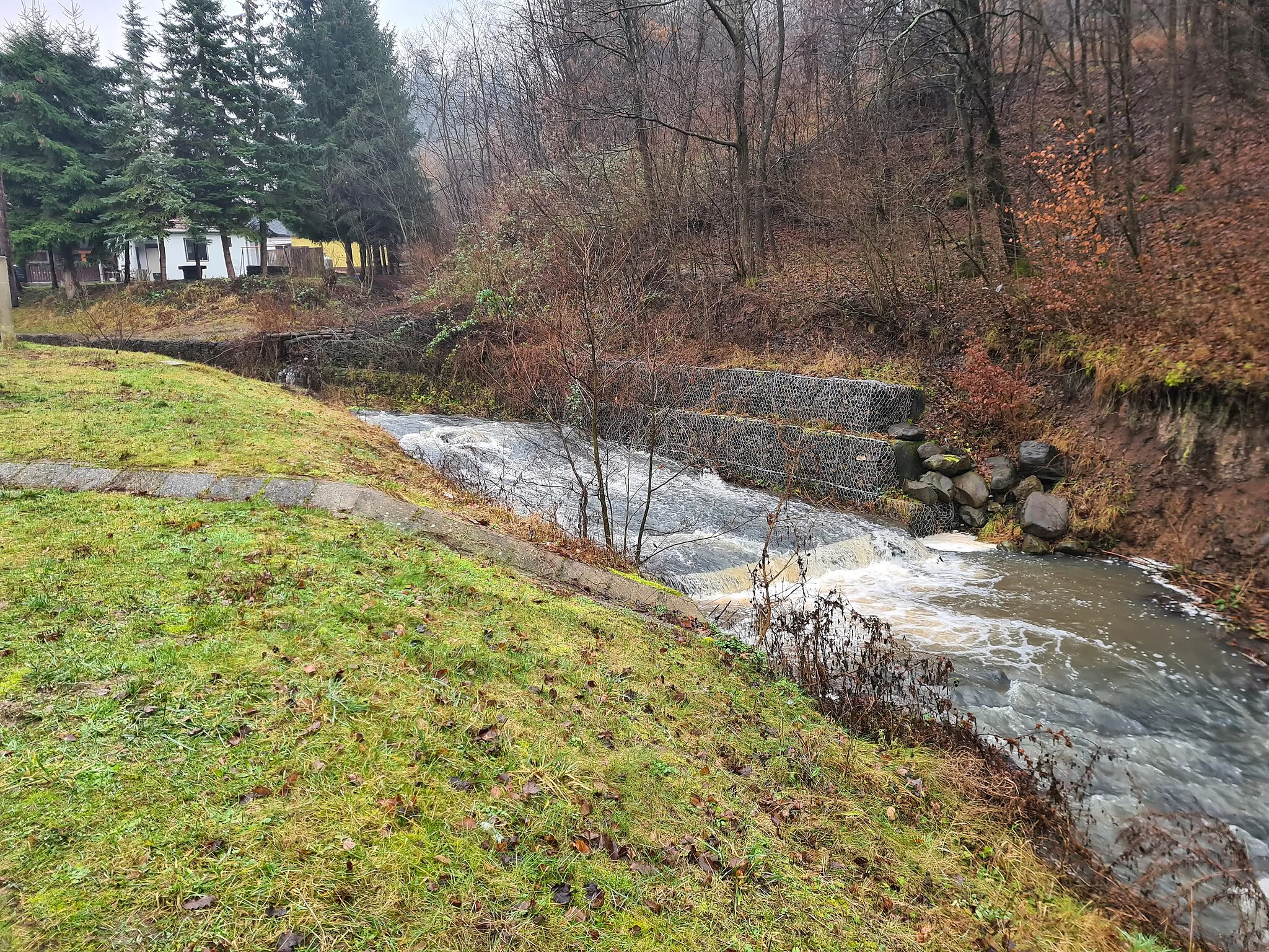 Photo showing: Kövecses creek near Mátrakeresztes