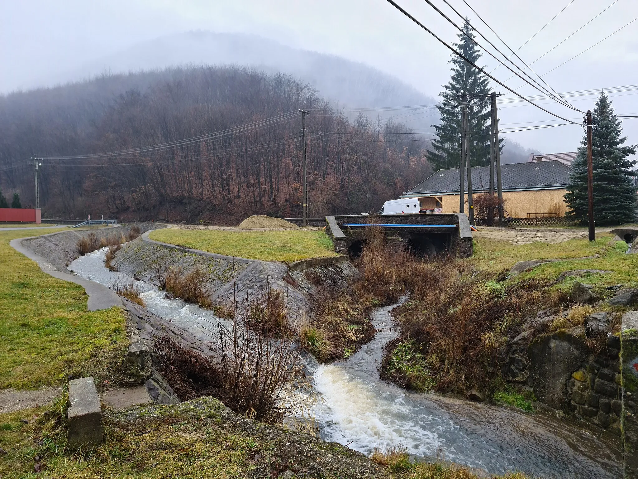 Photo showing: A Csörgő-patak és a Nagy-völgyi patak találkozása Mátrakeresztesen, összefolyásukból keletkezik a Kövecses-patak