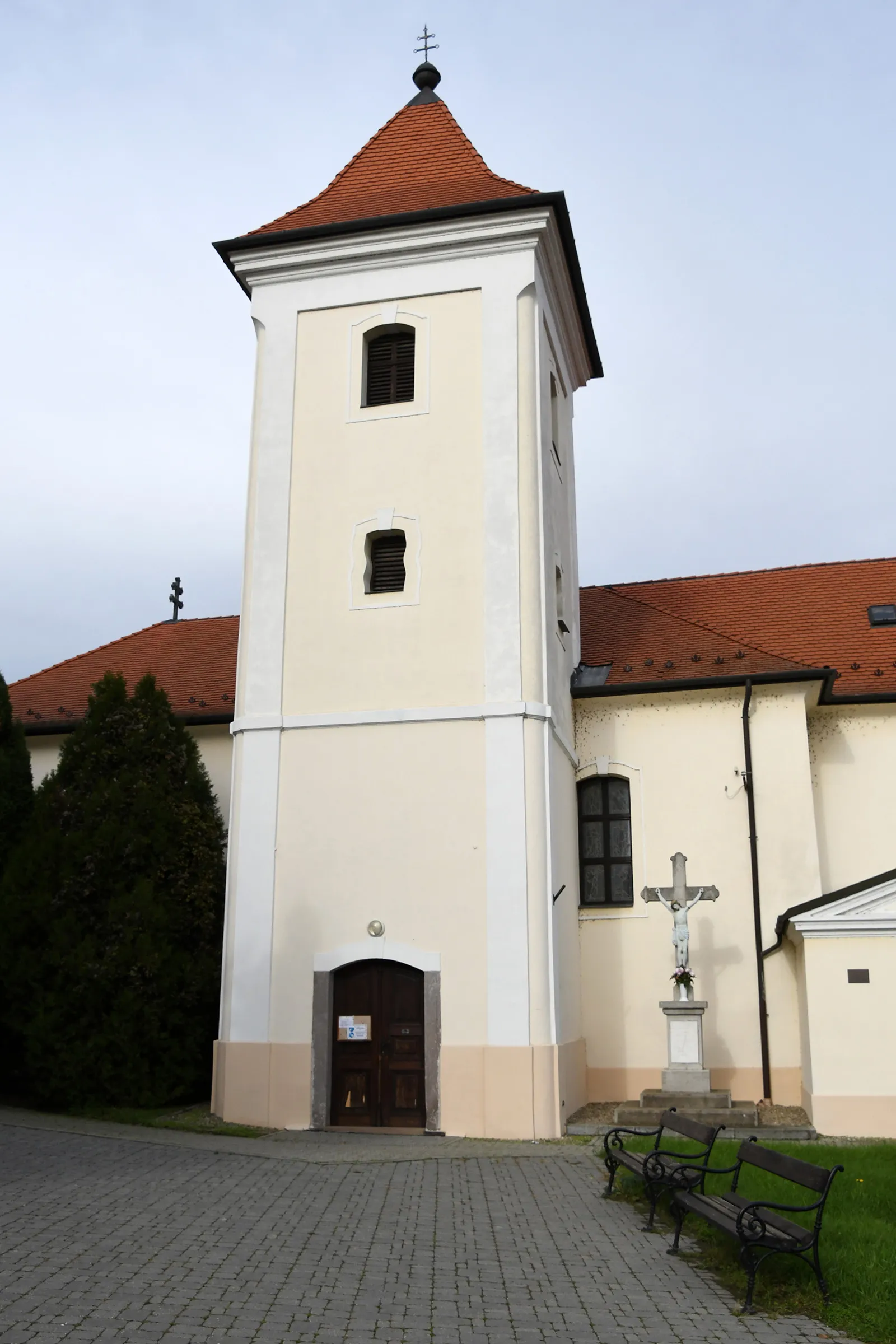 Photo showing: Roman Catholic church in Visonta