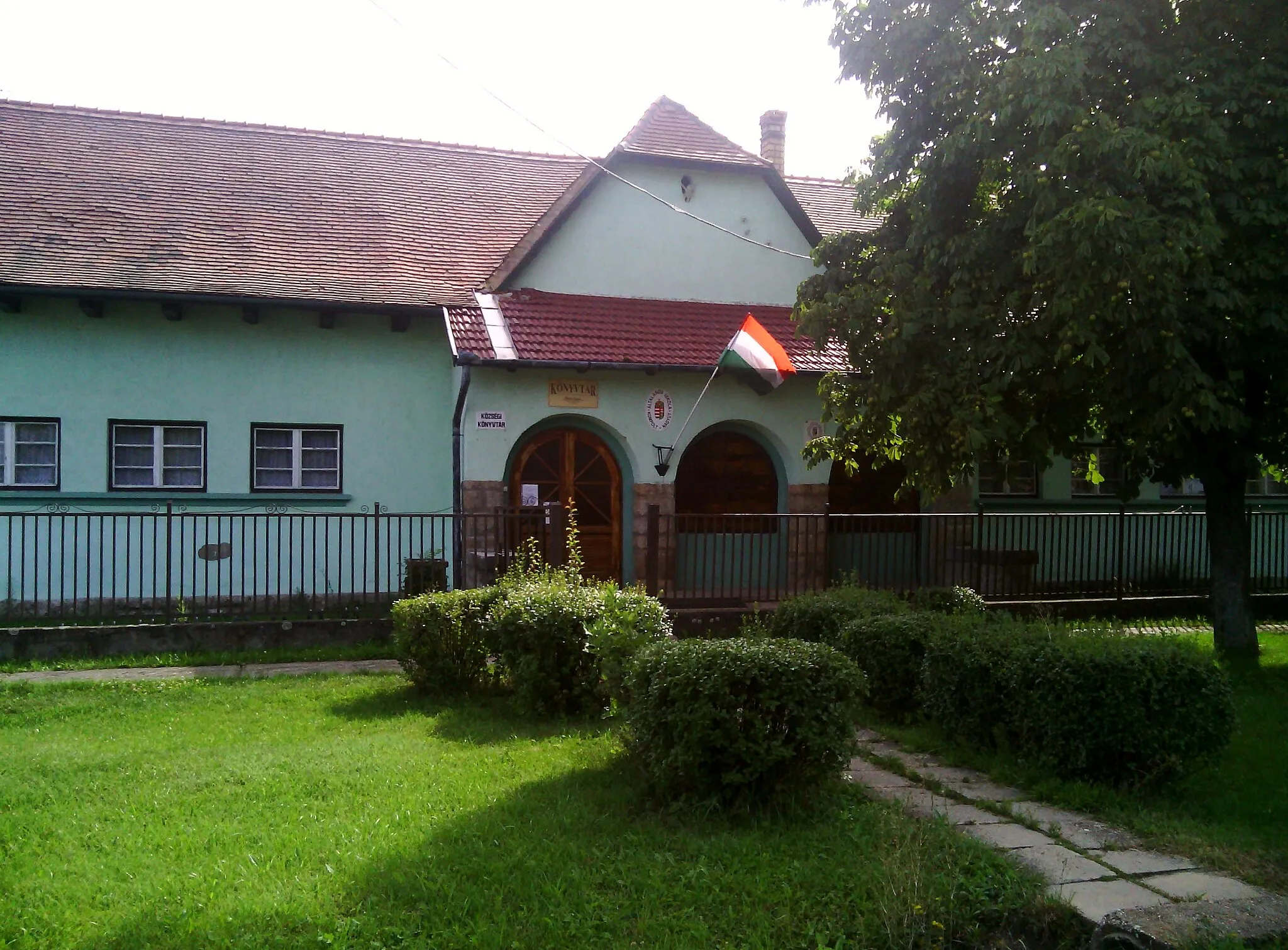 Photo showing: Általános iskola és könyvtár, Nagyút