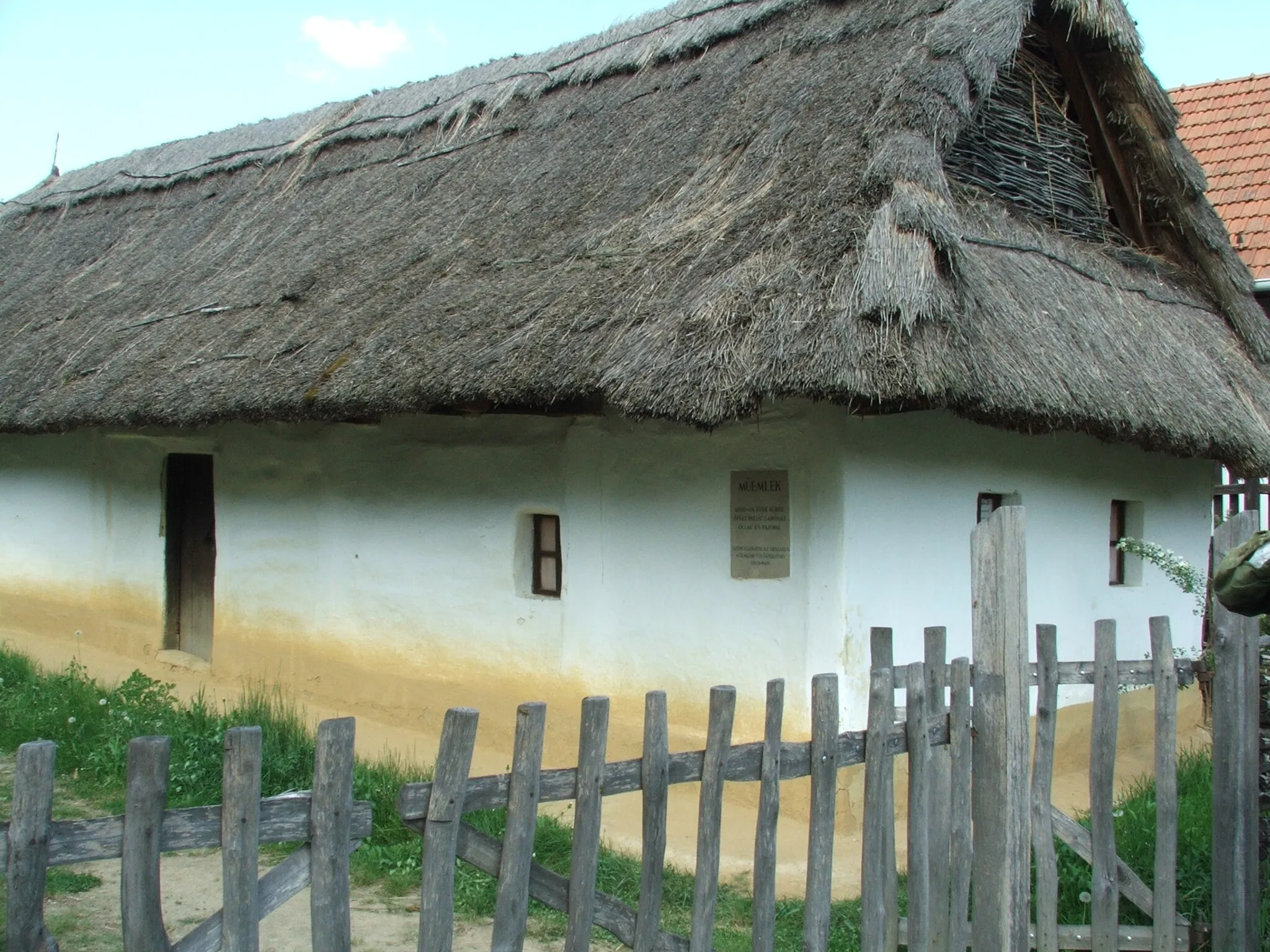 Photo showing: falumúzeum. Palóc lakóház óllal és pajtával. - Parád. Hungary.