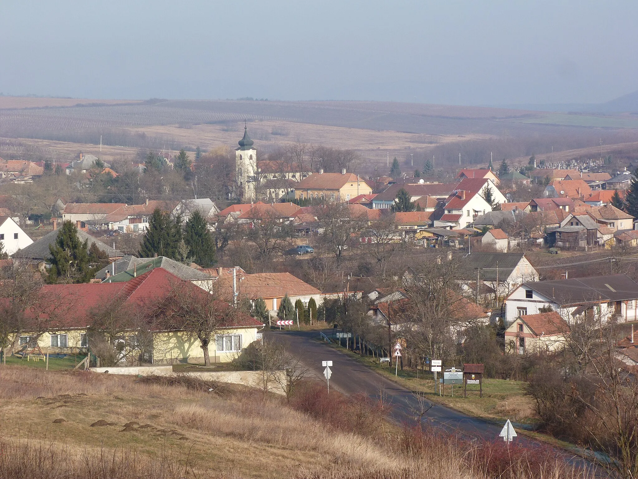 Photo showing: A felvétel 2015. január 14-én szerdán készült Novajon. ©© Derzsi Elekes Andor, Budapest,  2014,  A kép egészben, vagy részletekben másolását, bármilyen úton történő sokszorosítását és felhasználását a szerző ellenérték nélkül, jogutódjaira is kihatóan megengedi. Az engedély kiterjed a kereskedelmi célú hasznosításra is. Kéri azonban nevének feltüntetését a felhasználás során. A Metapolisz sorozat valamennyi képe és filmje Creative Commons alatti valamint kereskedelmi - for profit - célra is felhasználható. Ajánlott hivatkozás: Derzsi Elekes Andor: Metapolisz DVD line http://nektar.oszk.hu/en/manifestation/2623913