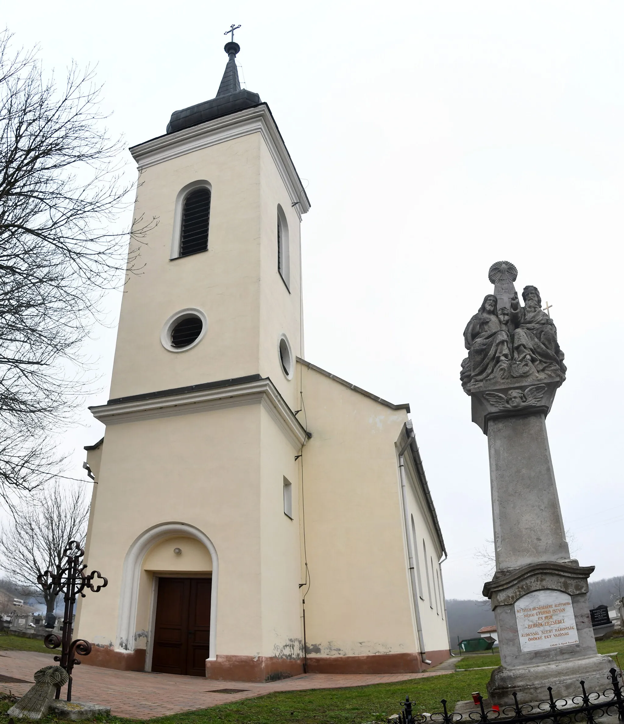 Photo showing: Roman Catholic church with Holy Trinity column in Piliny, Hungary