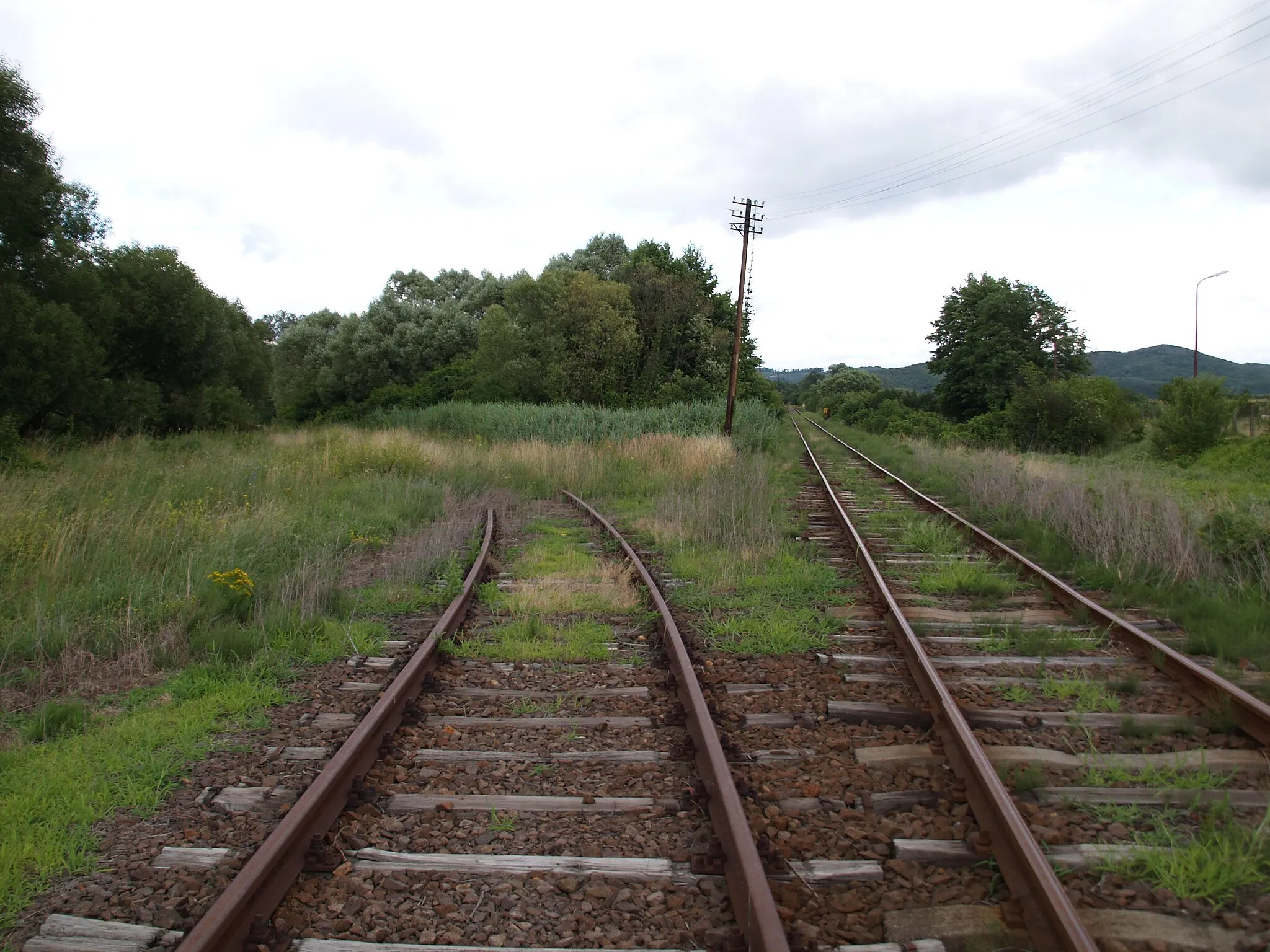 Photo showing: The Mátramindszent–Mátranovák–Homokterenye railway line diverge from the Kisterenye–Kál-Kápolna line; Mátramindszent, Hungary