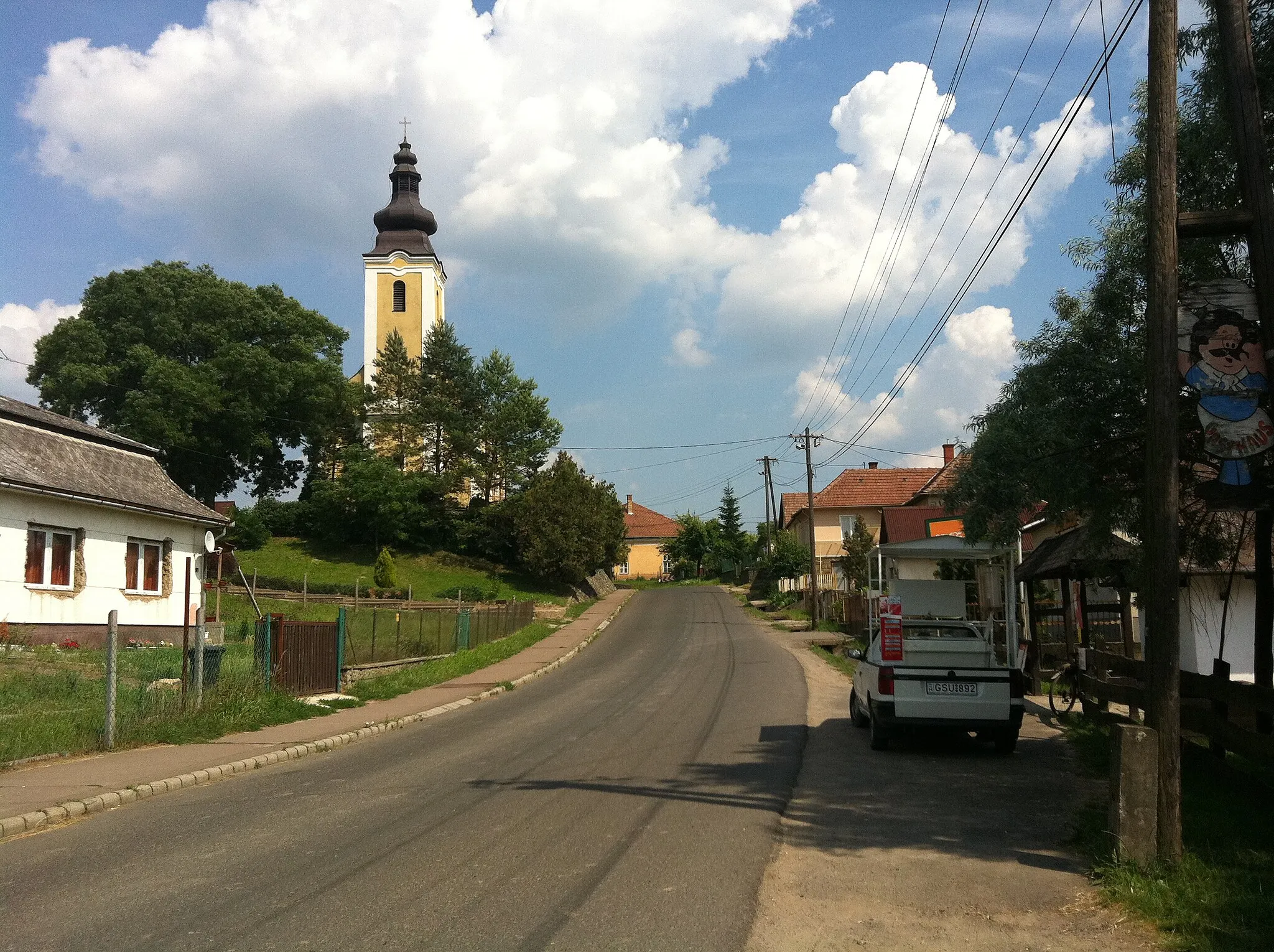 Photo showing: Karancskeszi, Hungary. View of the church from West.