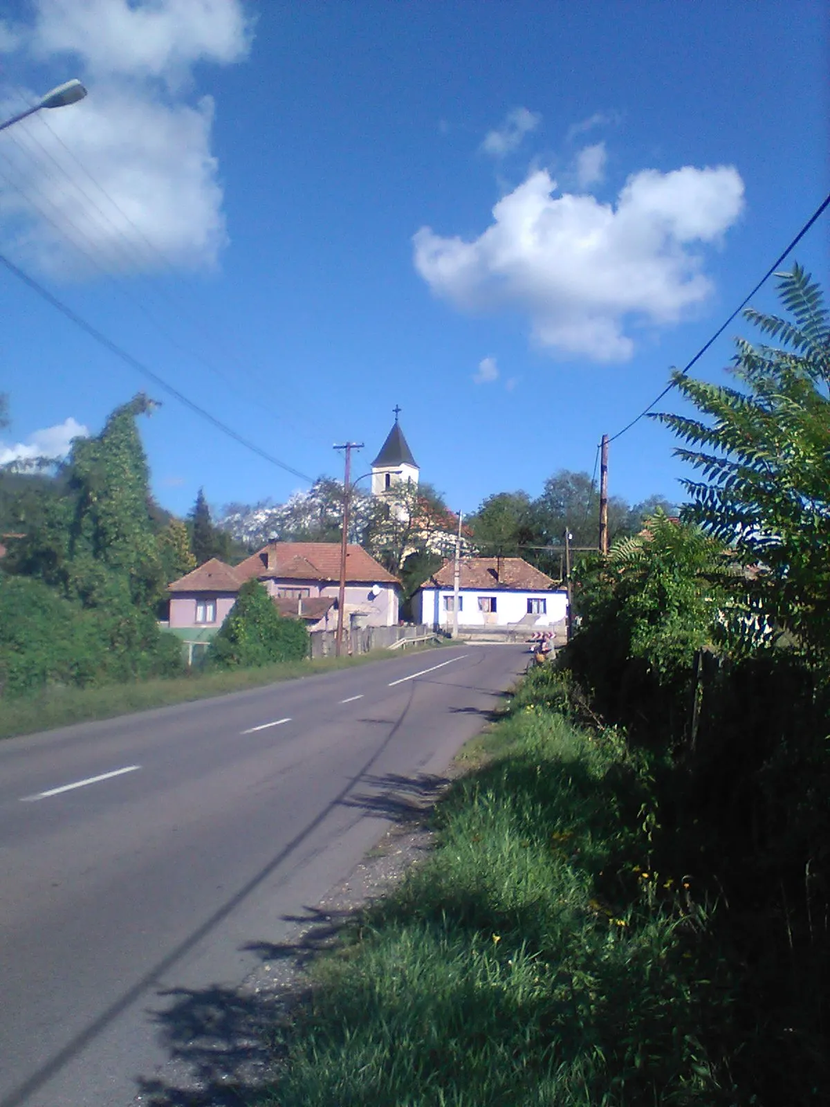 Photo showing: Village hongrois, non loin de la Slovaquie, avec Eglise catholique en réfection extérieure, grâce aux fonds de l'Union européenne.