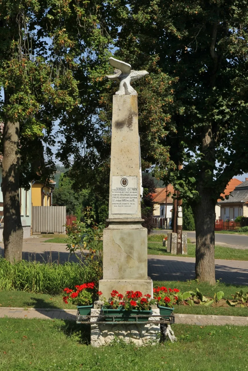 Photo showing: War monument in Hunyadi János útca, Erdőkövesd, Hungary, seen from south-southeast