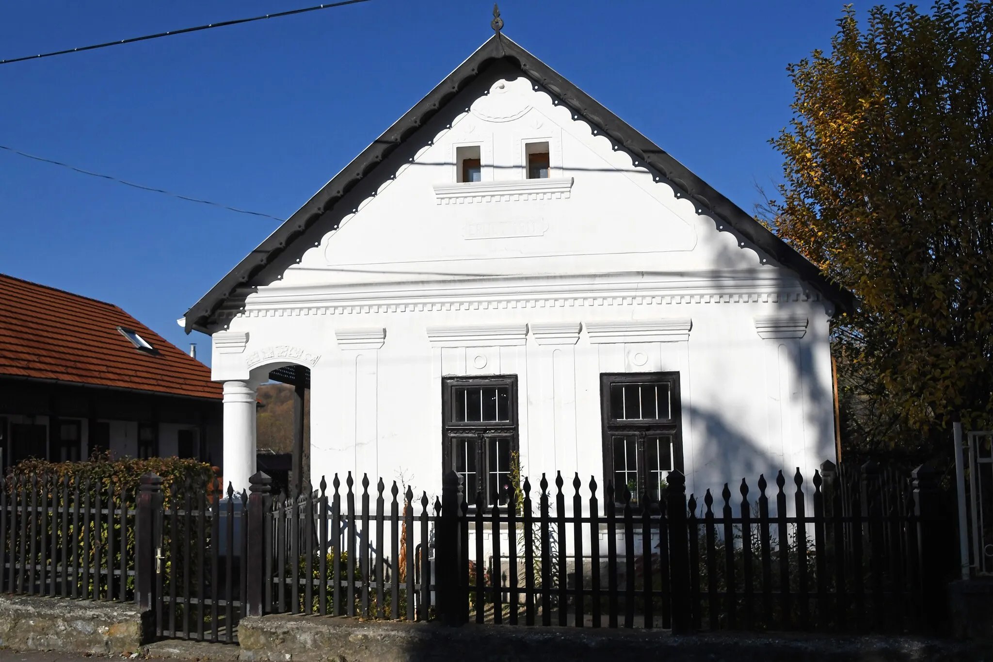 Photo showing: Traditional houses in Nagyvisnyó, Hungary