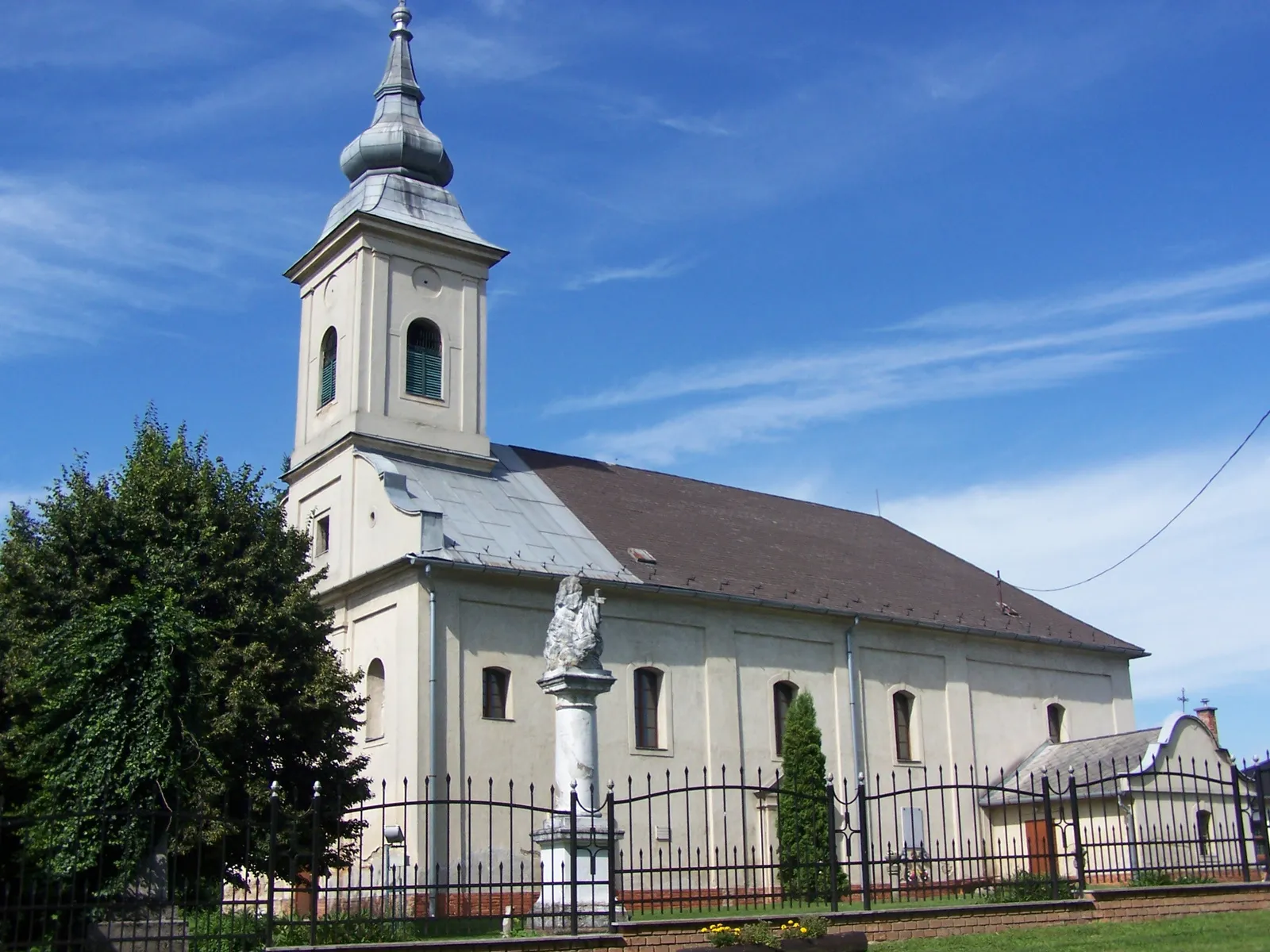 Photo showing: Római katolikus templom (Szent Lőrinc) (Tolmács, Béke tér 11.)