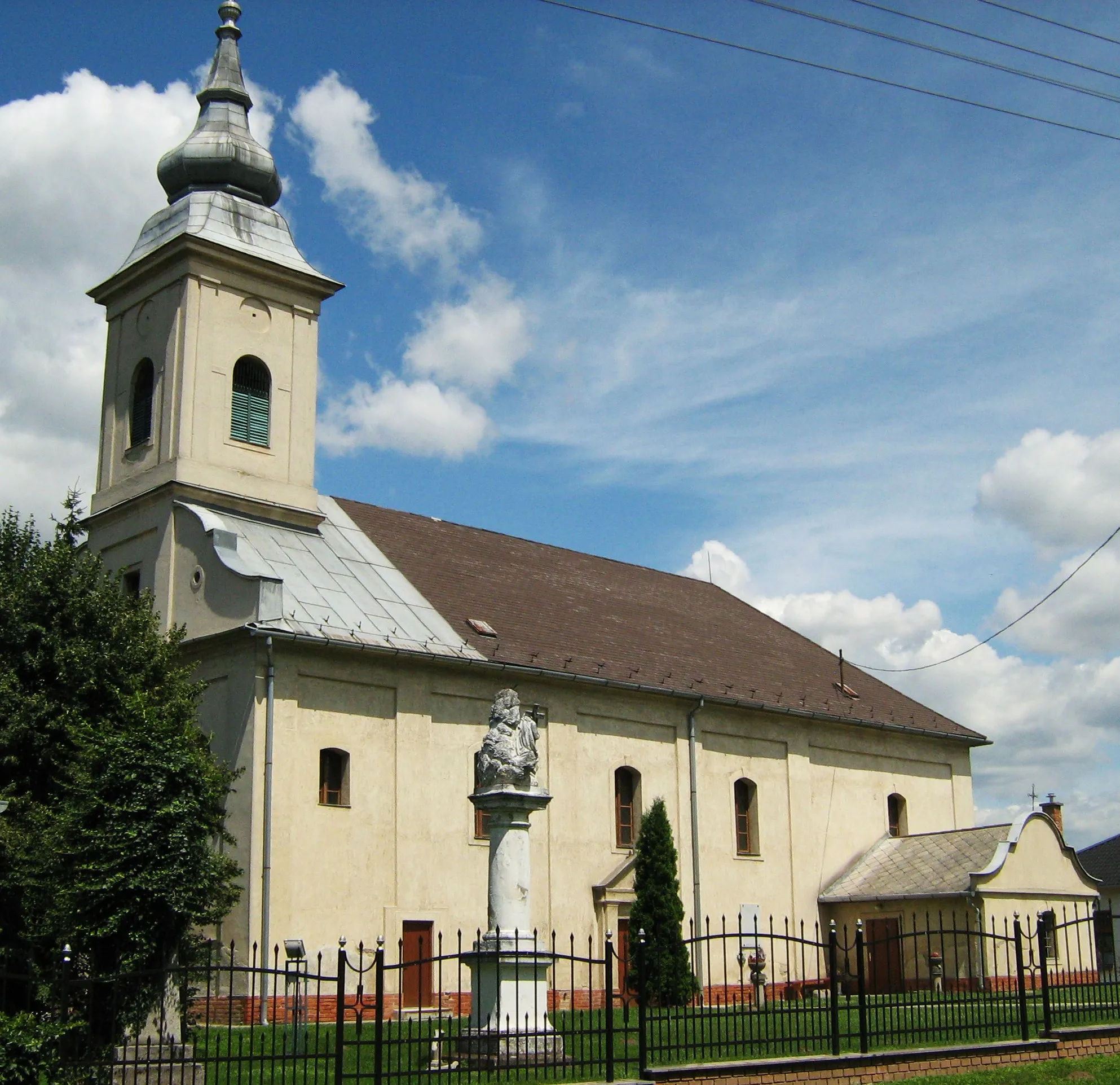 Photo showing: Tolmácsi katolikus templom
