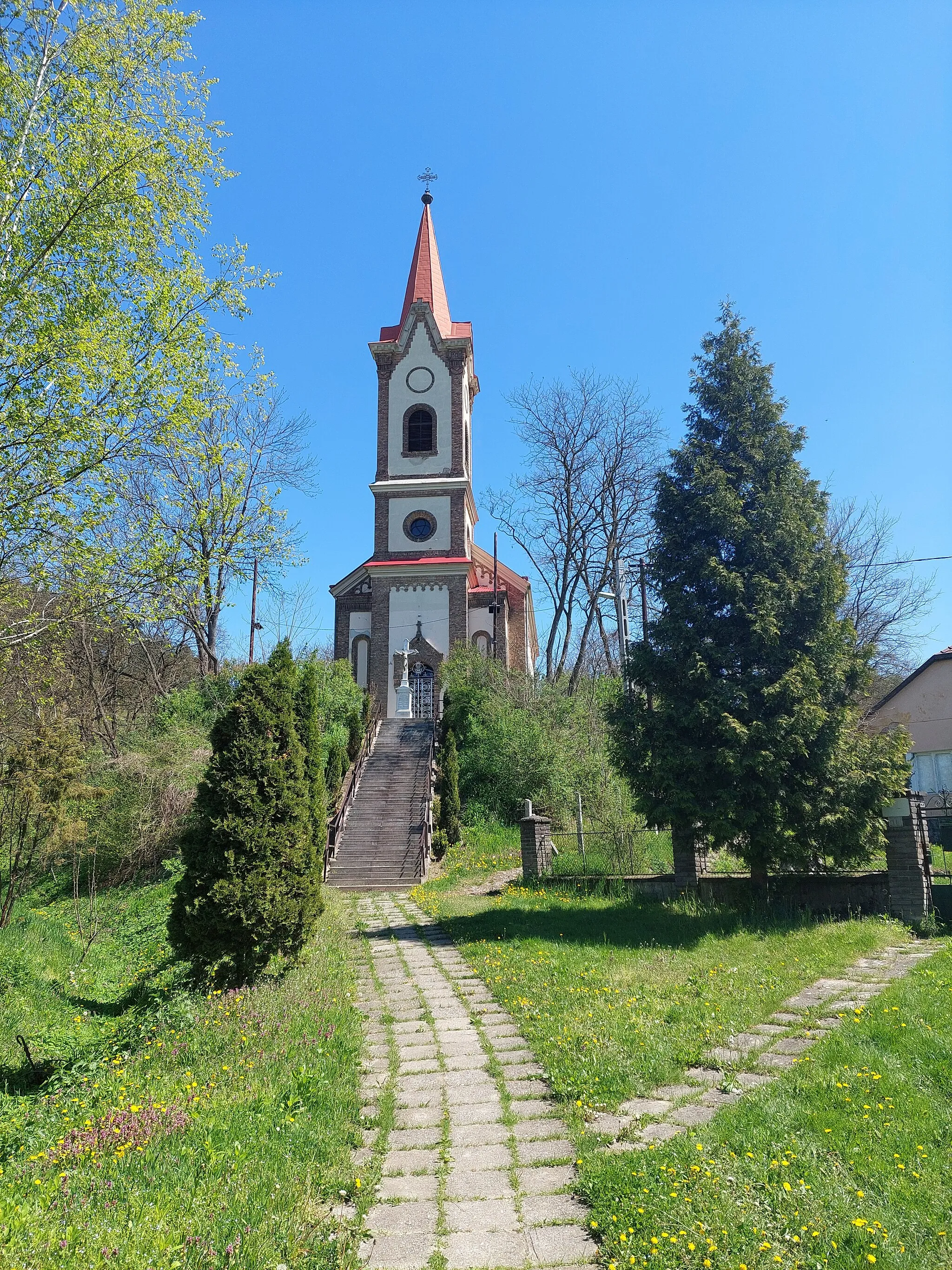 Photo showing: Sajónémeti római katolikus temploma. Helyén már a középkorban is templom állt. A török pusztítás után az 1700-as években épült újjá, majd többször átépítették. Jelenlegi formájában 1912 óta látható.