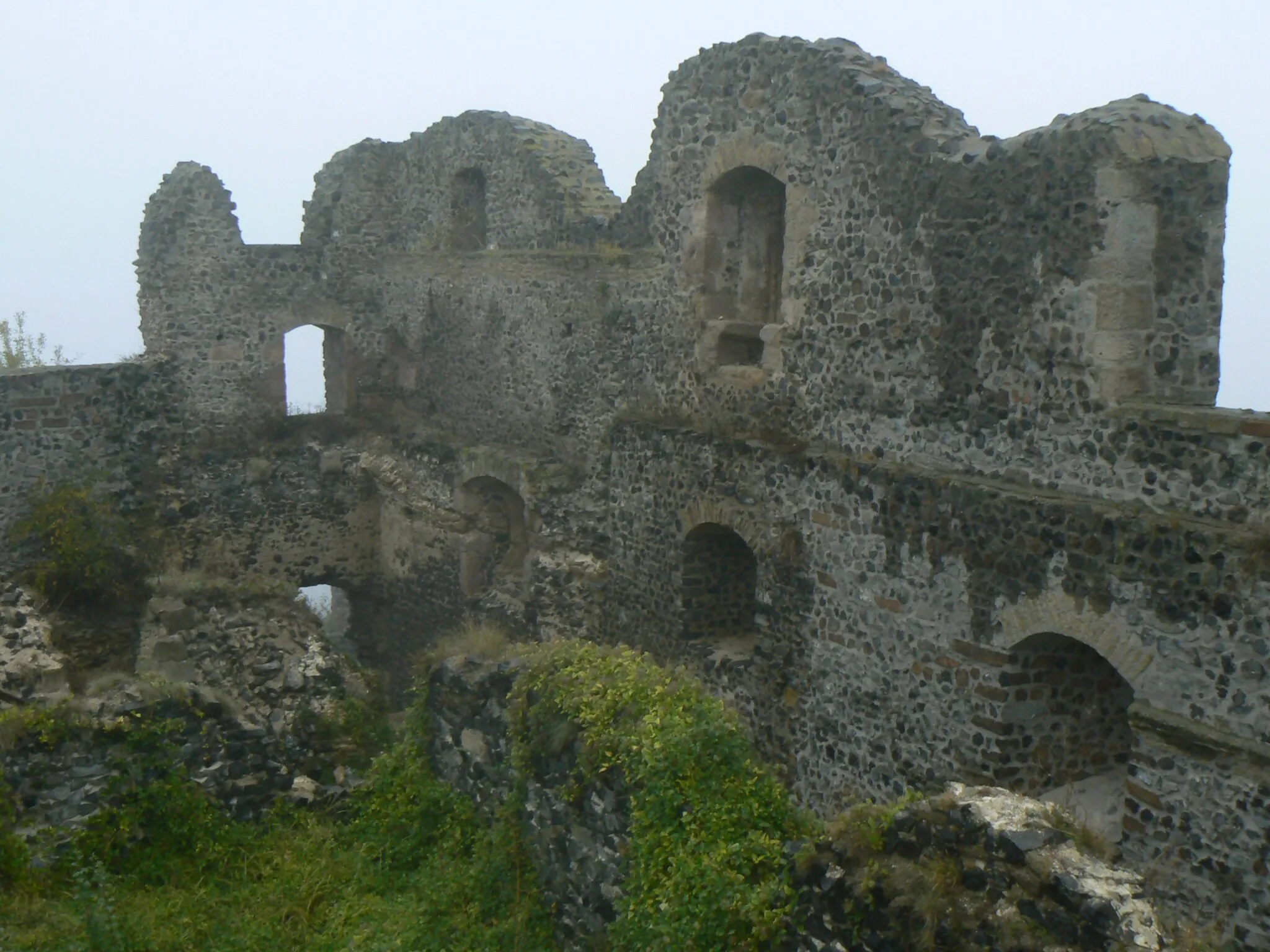 Photo showing: Eastern wall of the Šomoška castle, located on the border between Slovakia and Hungary