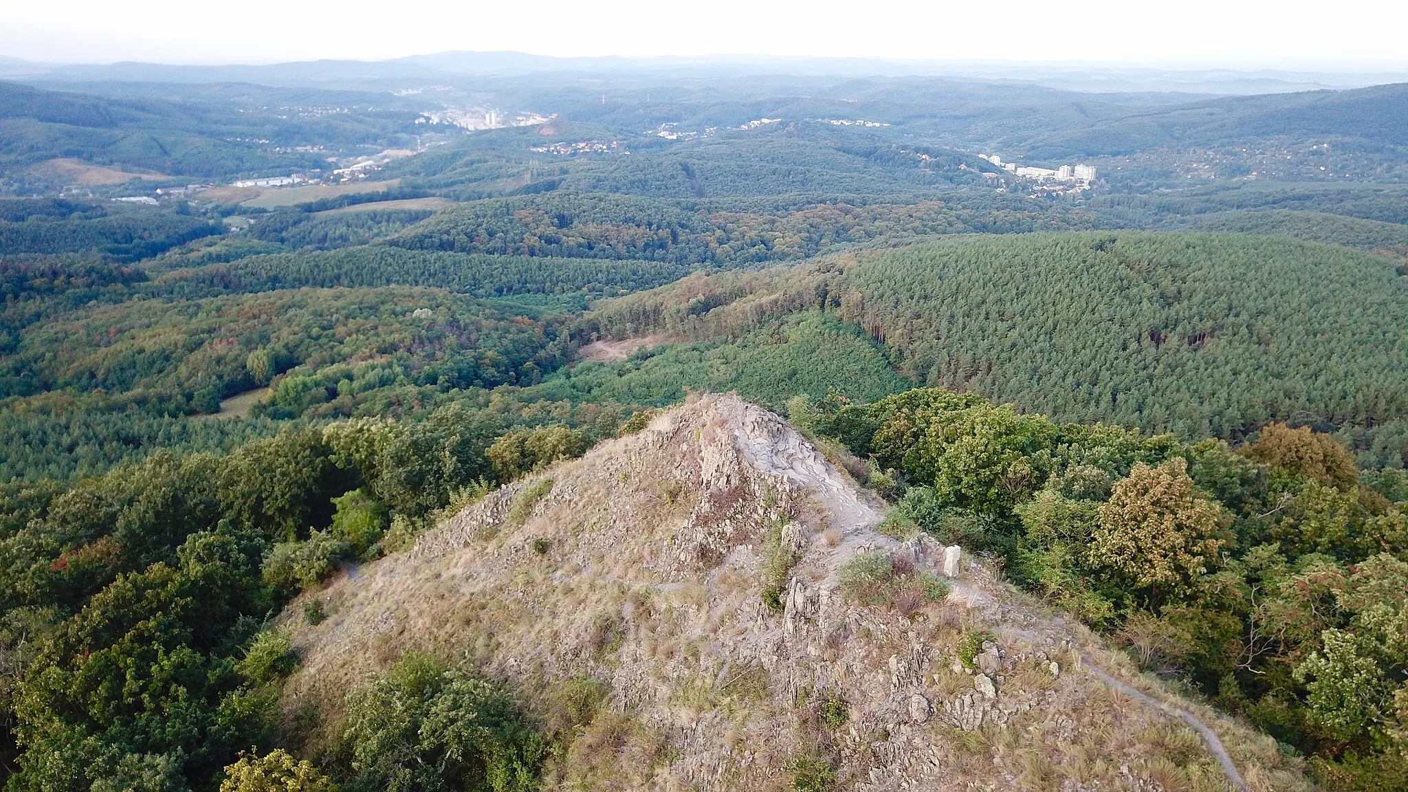 Photo showing: Aerial view of Kis-Salgó peak (also called Boszorkány-kő) in Salgótarján