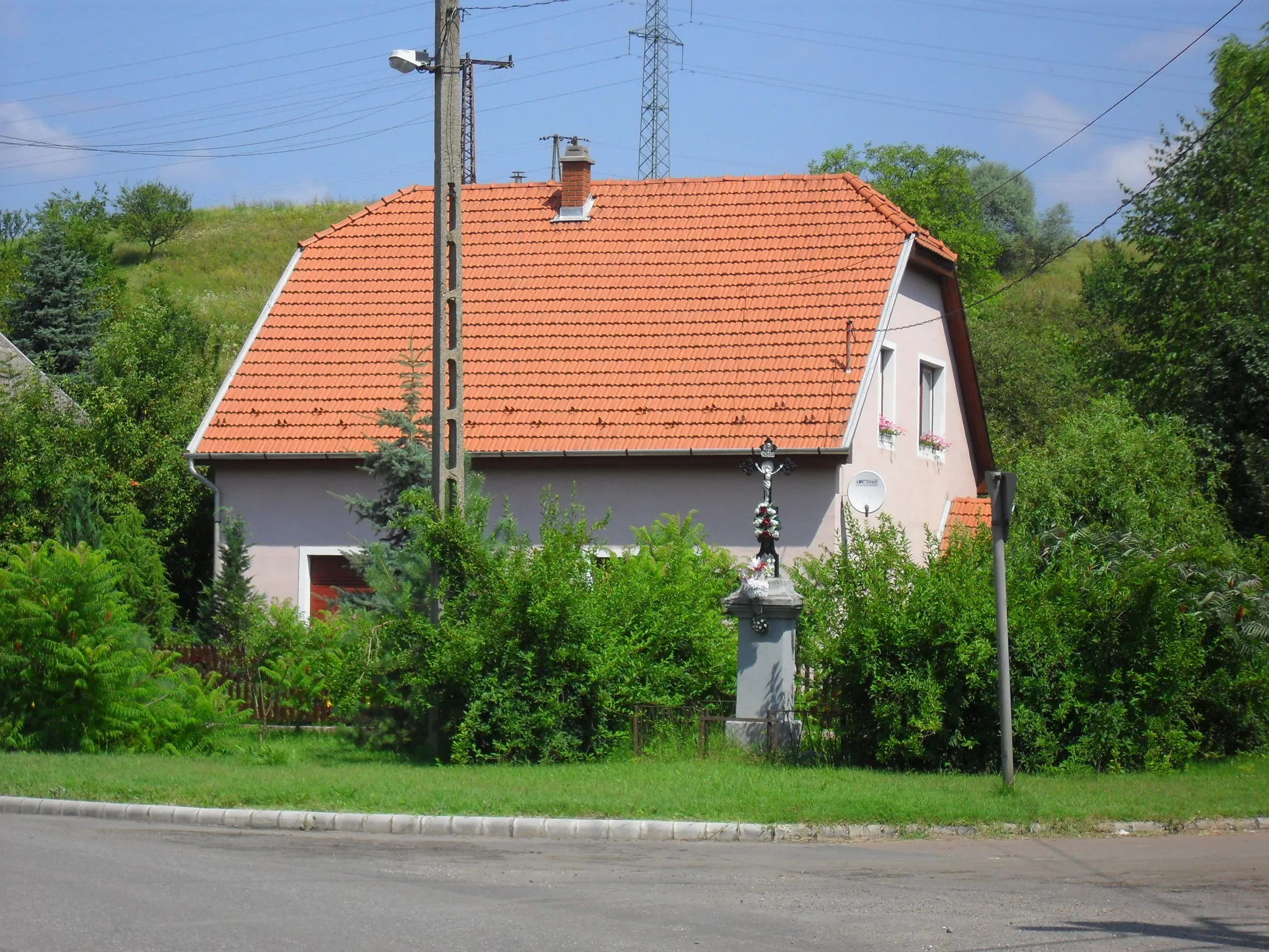 Photo showing: Salgótarján - útmenti feszület Salgótarján Pintértelep Tarjáni út, Salakhegy út sarok
Felirat: INRI [1]