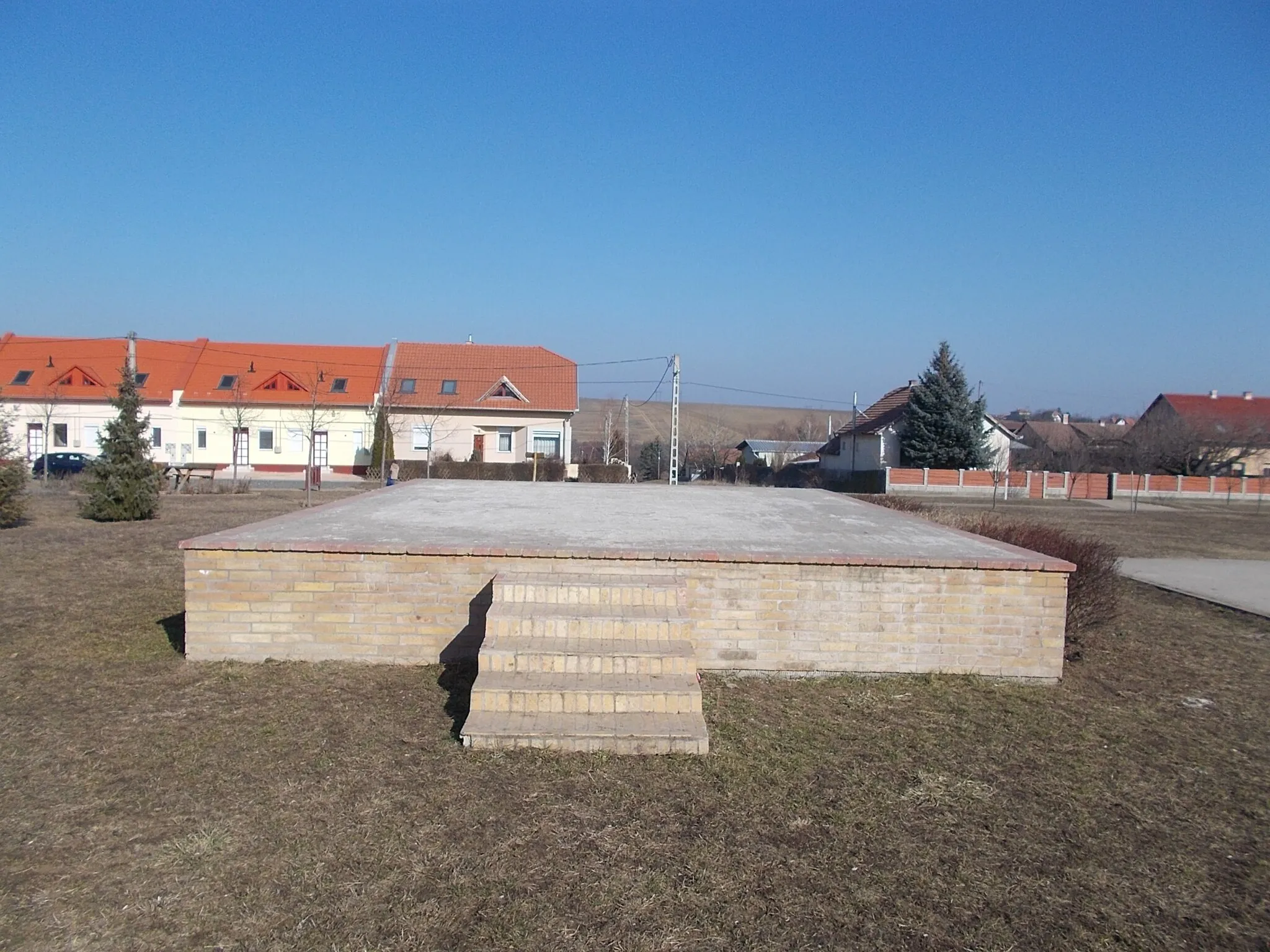 Photo showing: : Stage in a Park probably for festivals. - near by Szentkereszt utca, Aszód, Pest County.