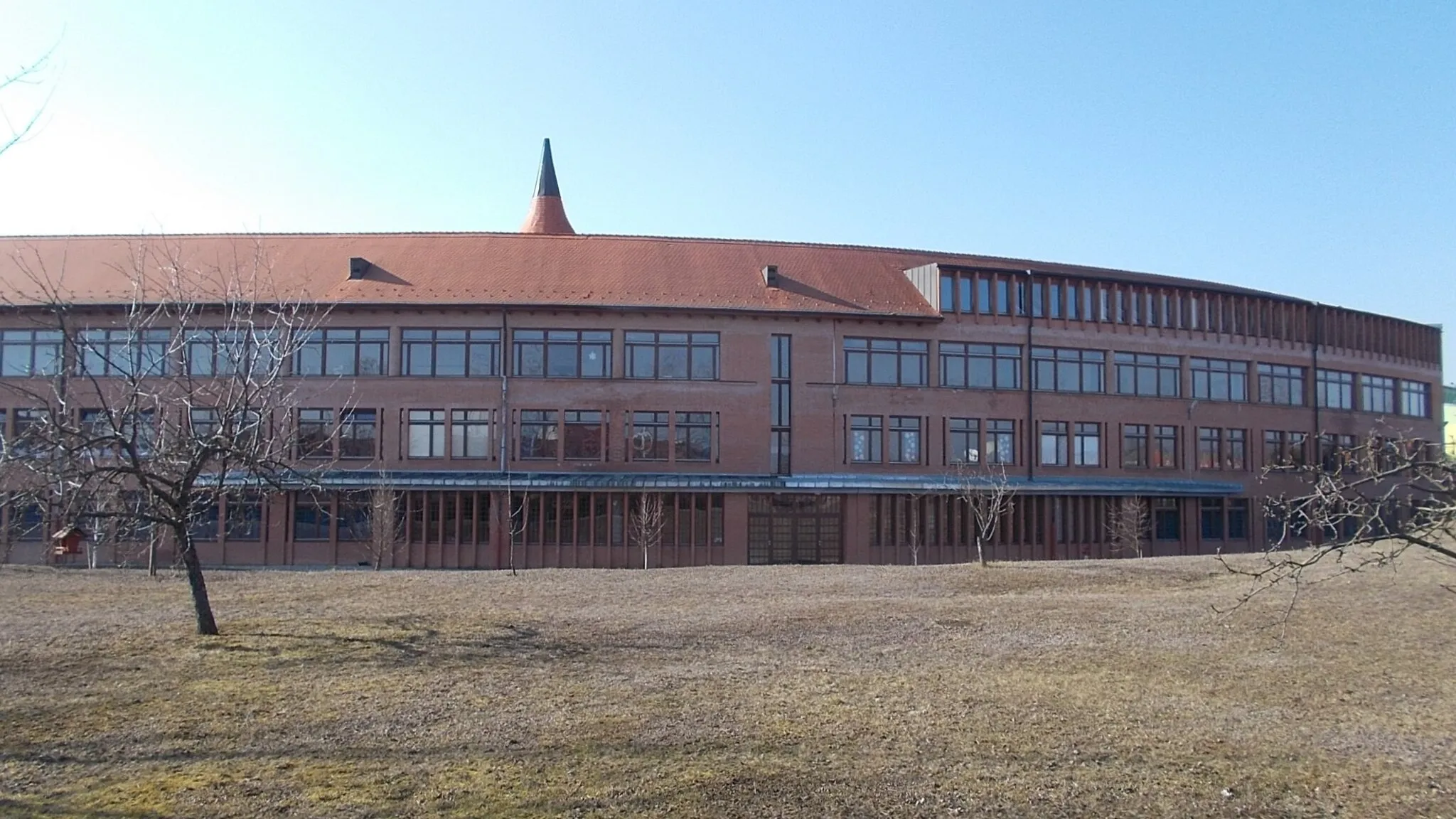 Photo showing: : Lutheran Petőfi High School, Secondary School and Student Housing. Planned by Tamás Nagy, built in between 1997 and 2017. - 34 Régész utca, Aszód, Pest County.