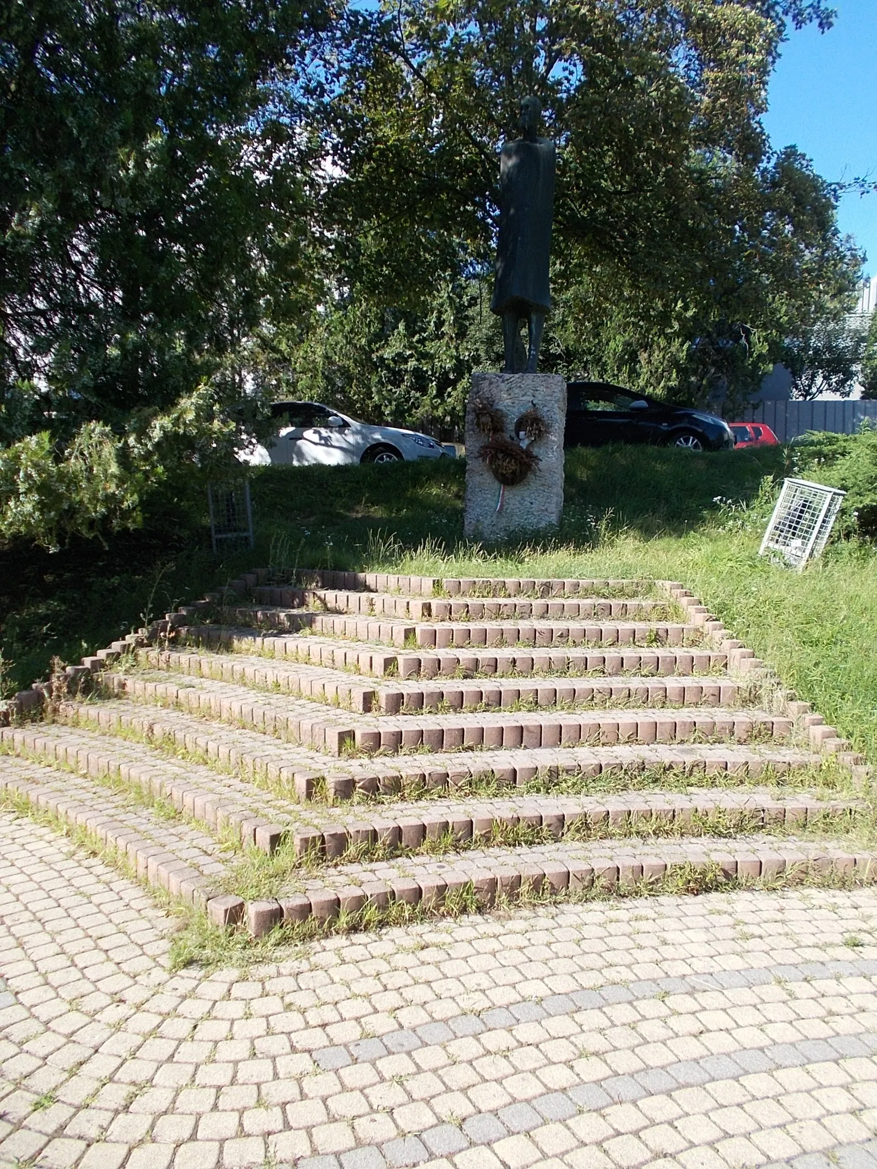 Photo showing: : Imre Madách by Imre Varga (1969 bronze statue (5/4 times size) on a one and half meter high stone base, +nine steps) along Bolyai Stairs, City center, Salgótarján, Nógrád County, Hungary.