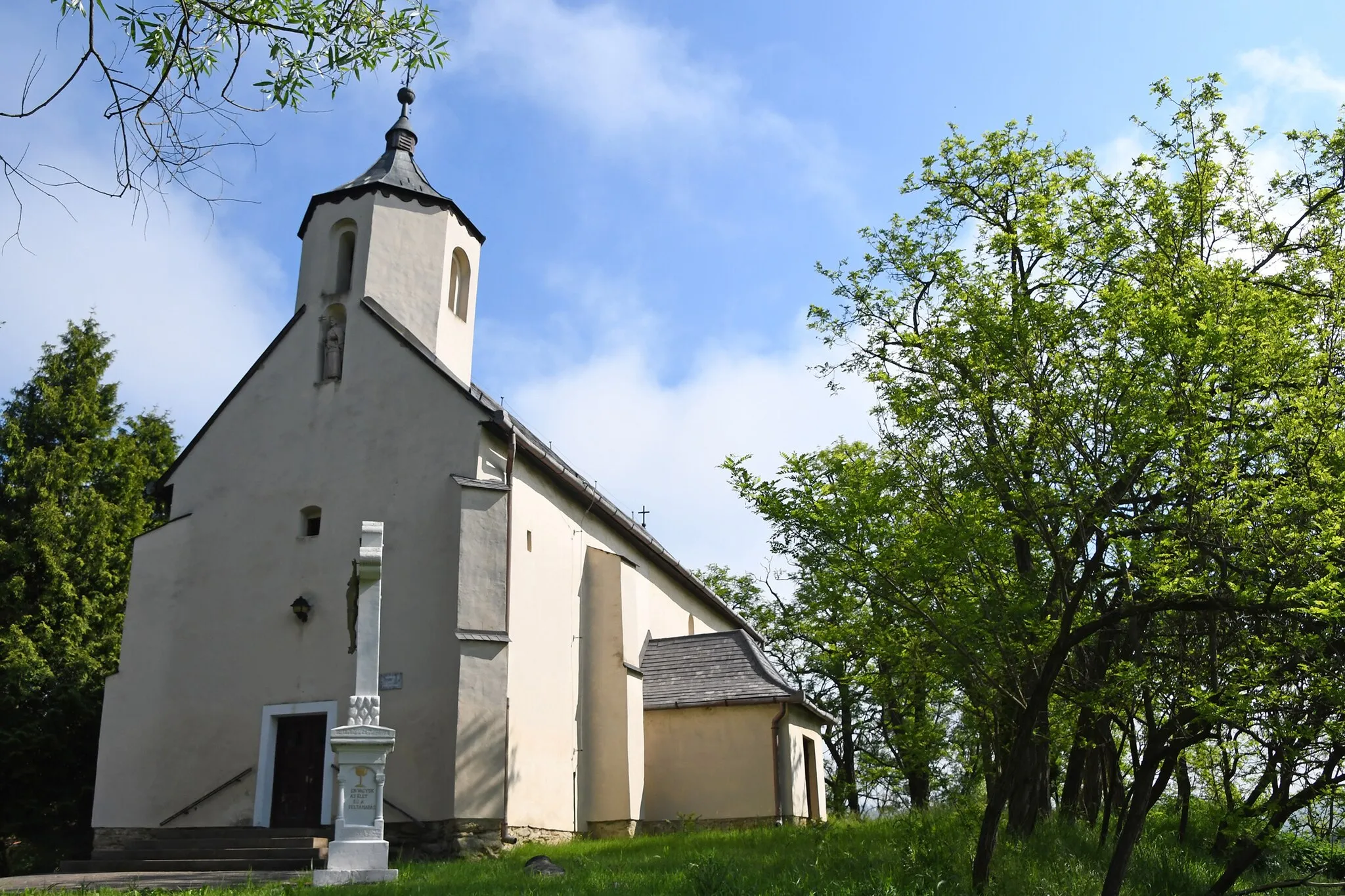 Photo showing: Roman Catholic church in Szentsimon, Ózd, Hungary