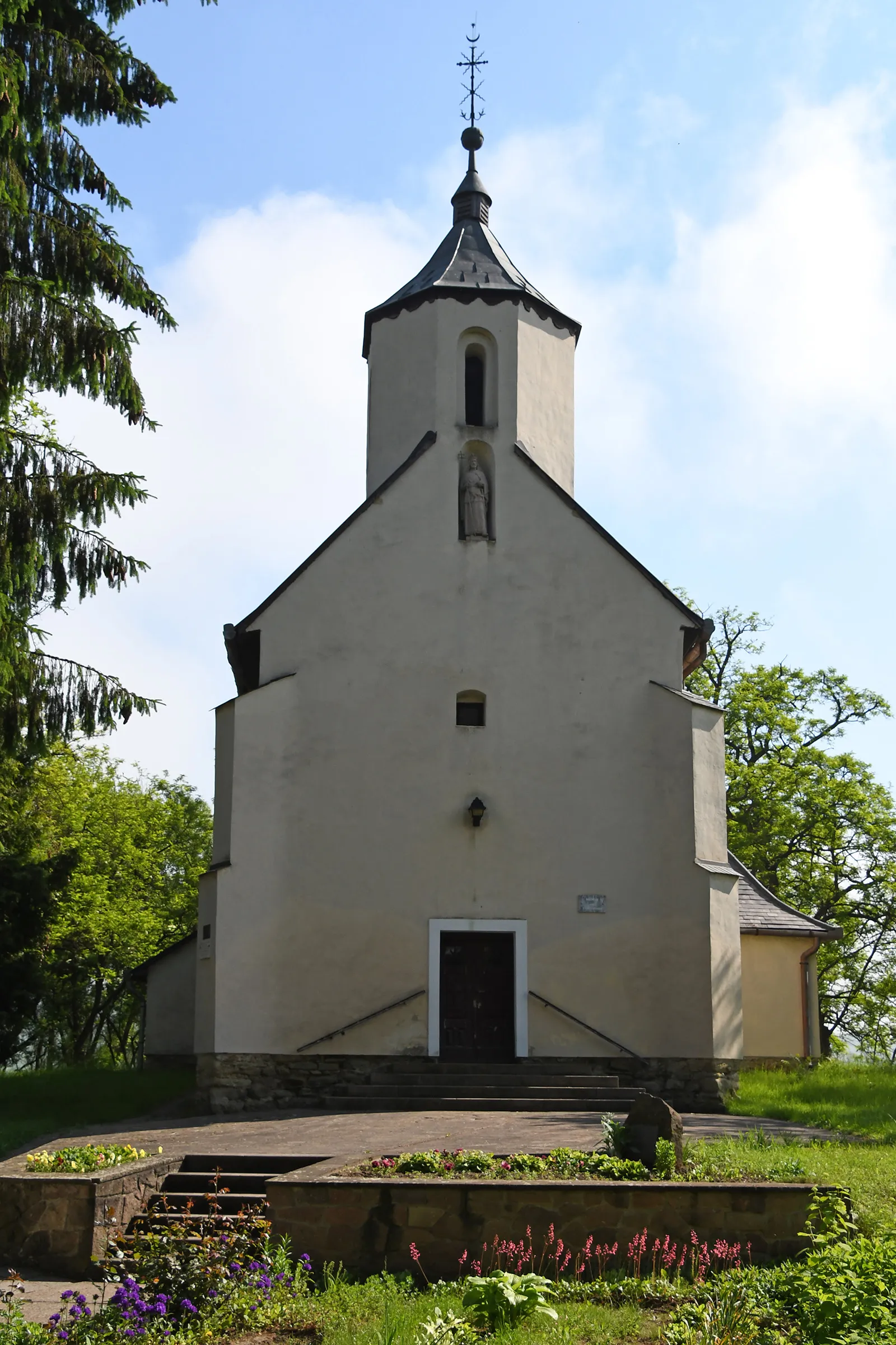 Photo showing: Roman Catholic church in Szentsimon, Ózd, Hungary