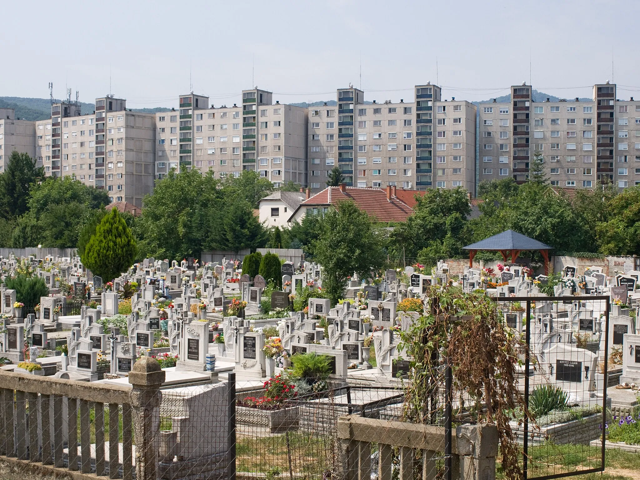 Photo showing: Cemetery in Miskolc-Diósgyőr, Hungary