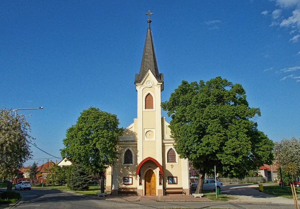 Photo showing: This is the Roman Catholic Church of Miskolc-Szirma