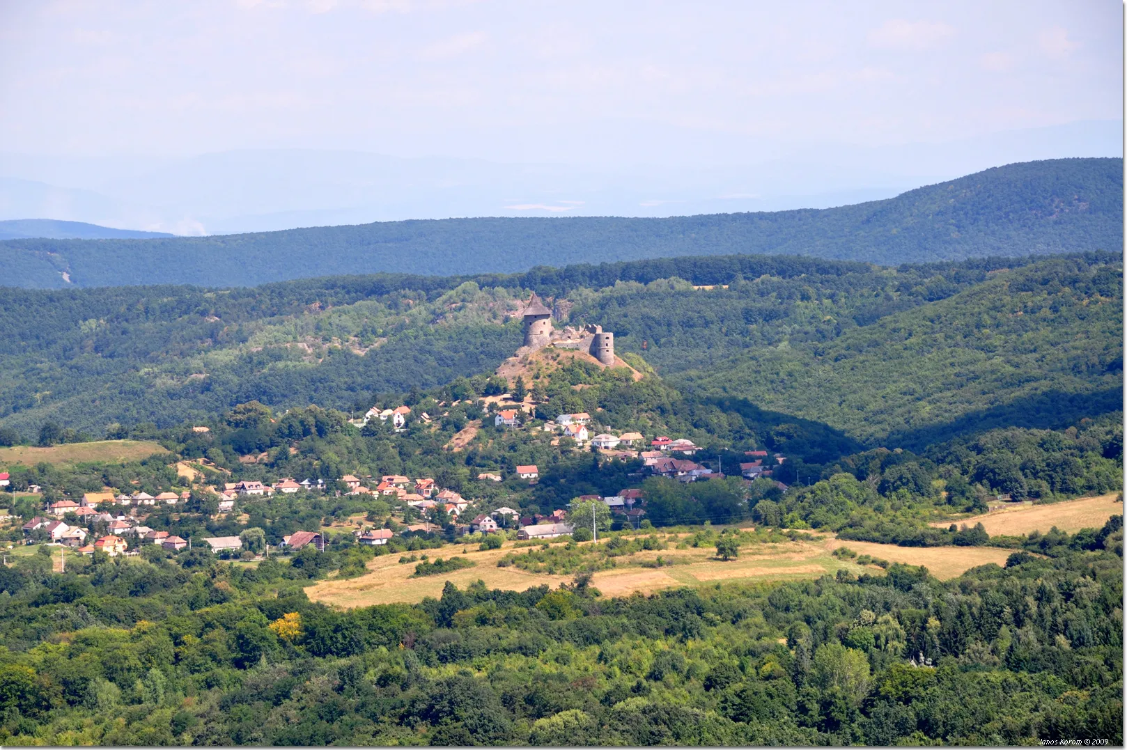 Photo showing: The village Somoskő and its castle