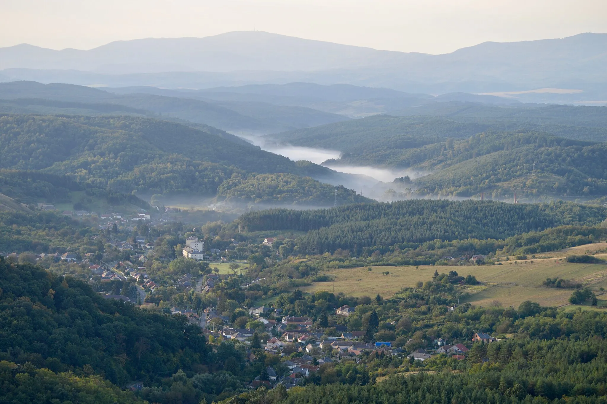 Photo showing: Panoramic view of Zagyvaróna (a view from Boszorkénykő peak)