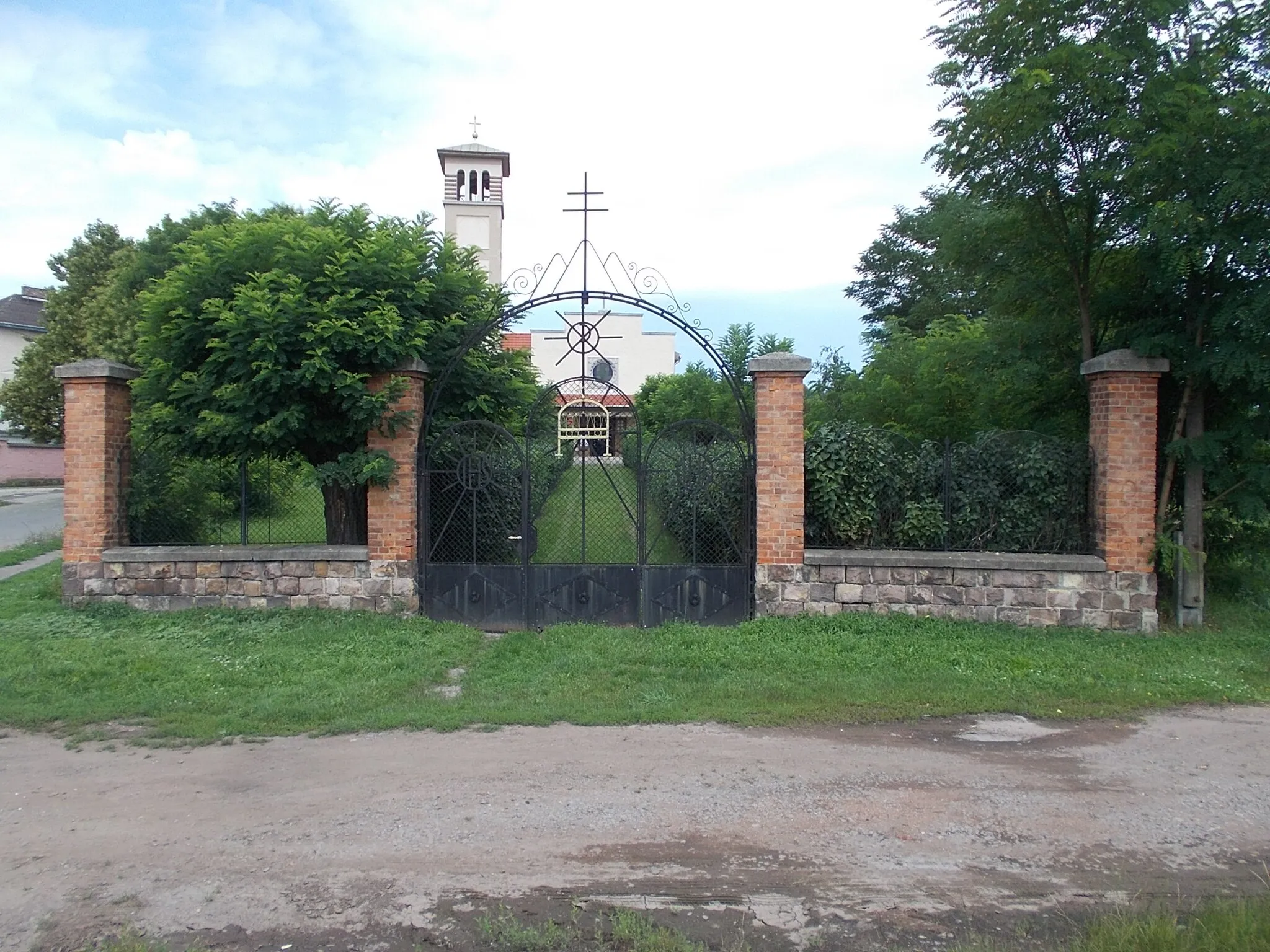 Photo showing: Sacred Heart Church in Zagyvapálfalva or Zagyvapálfalva Roman Catholic parish church. Churchyard fence gate - Batsányi Road, Salgótarján, Nógrád County, Hungary