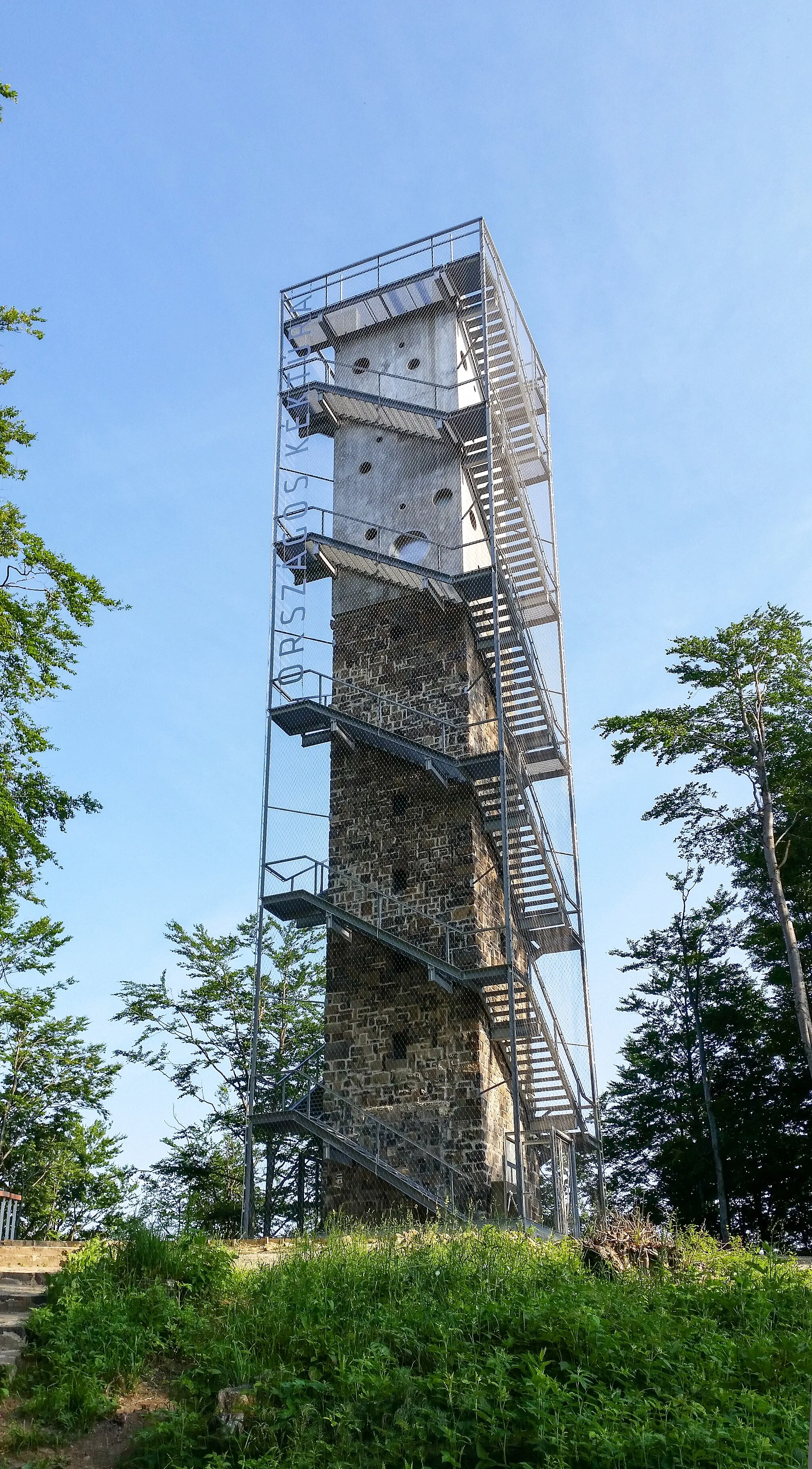 Photo showing: Lookout tower at the top of the mountain label QS:Len,"Lookout tower at the top of the mountain"
label QS:Lhu,"Galyatetői kilátó"
