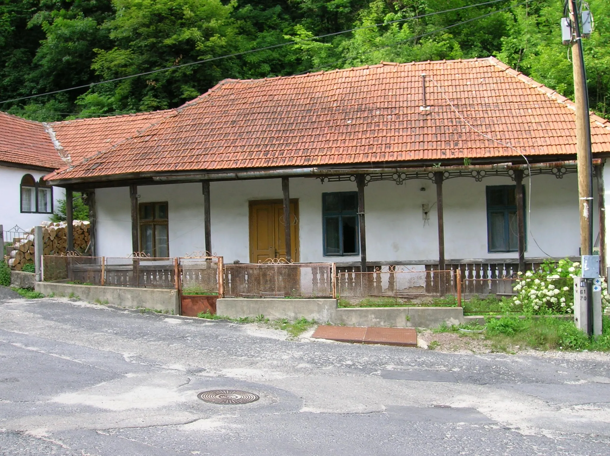 Photo showing: Old peasant home in Ómassa, a village annexed to Miskolc (Hungary) in 1950.