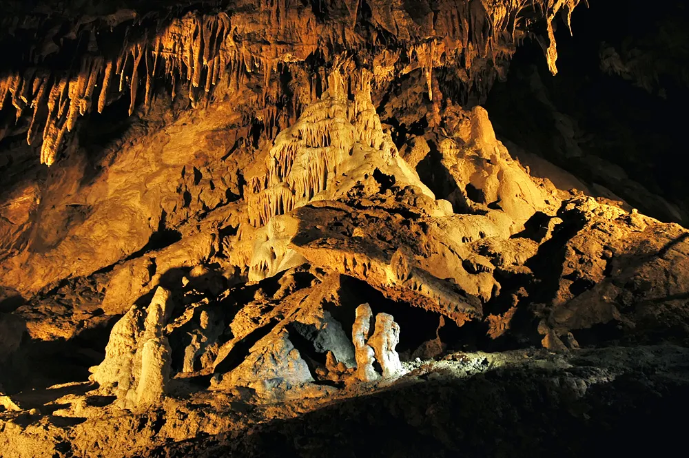 Photo showing: Dripstones in István Cave, Lillafüred, Bükk Mountains