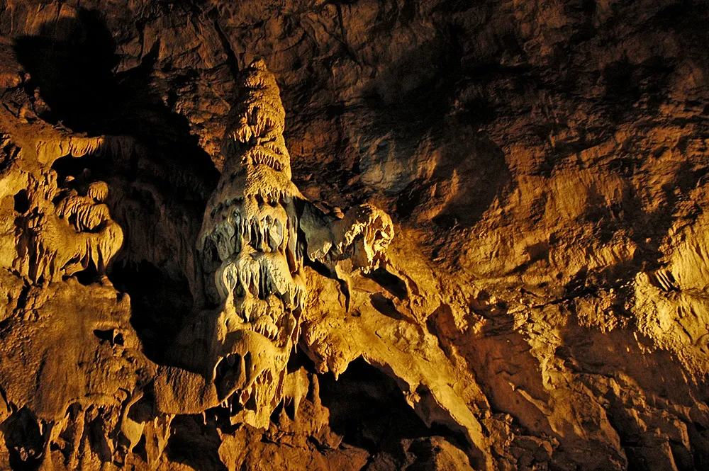 Photo showing: Stalagmite in István Cave, Lillafüred, Bükk Mountains